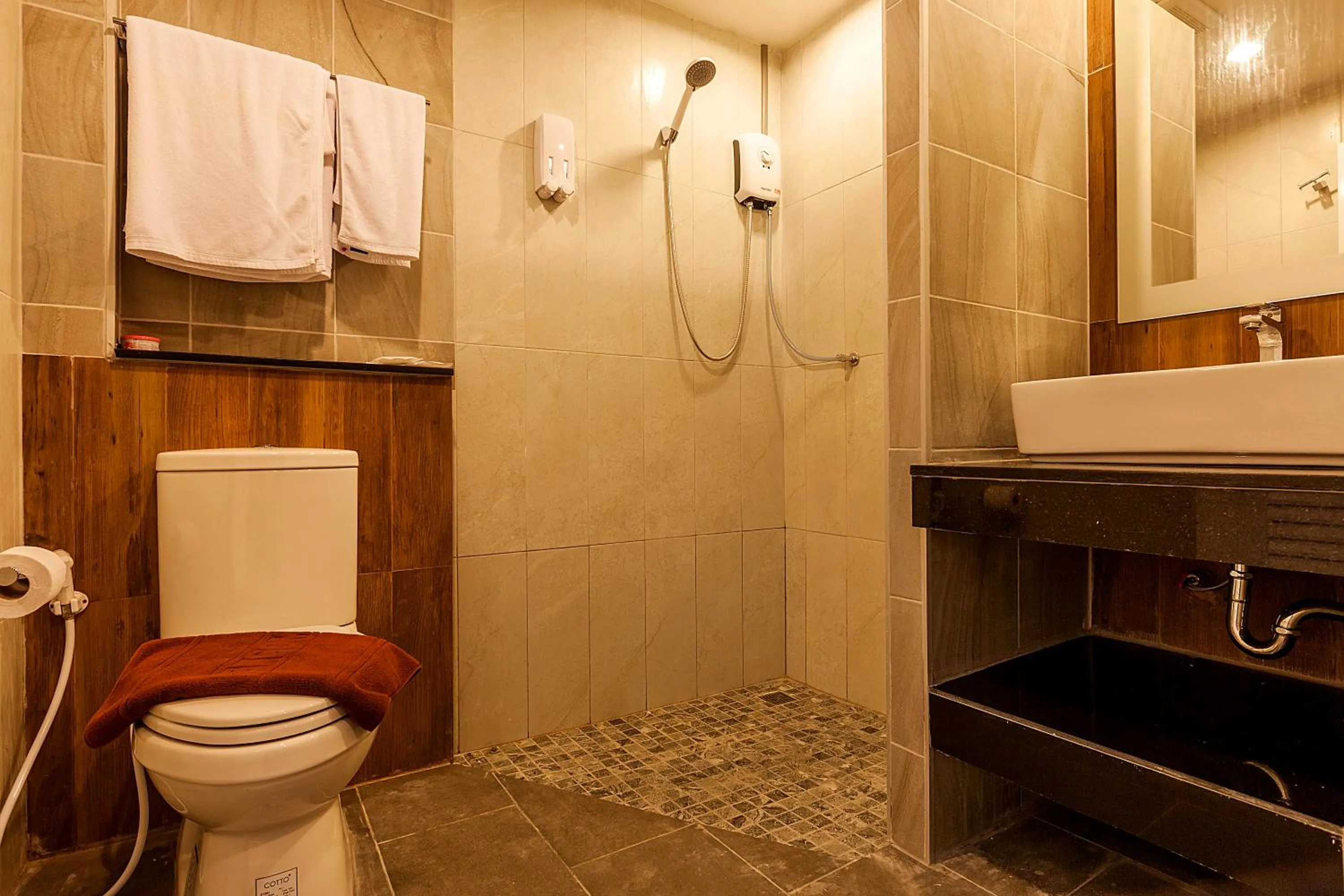 Bathroom in Phi Phi Top View Resort