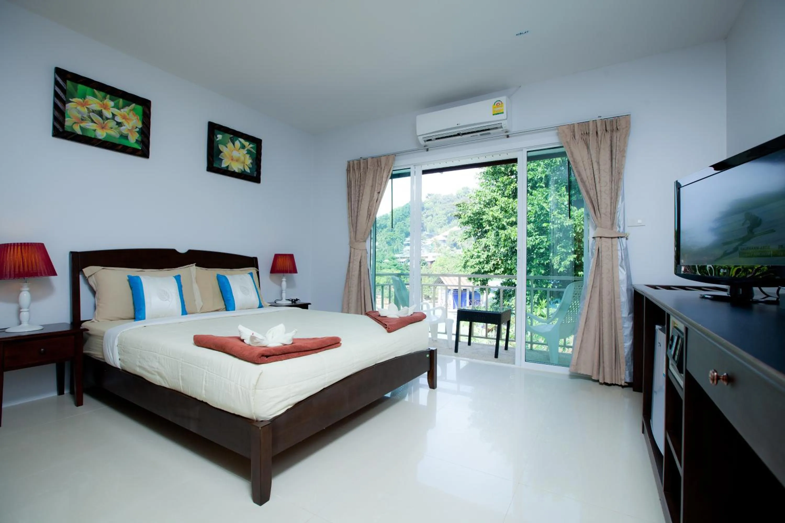 Bed in Phi Phi Top View Resort