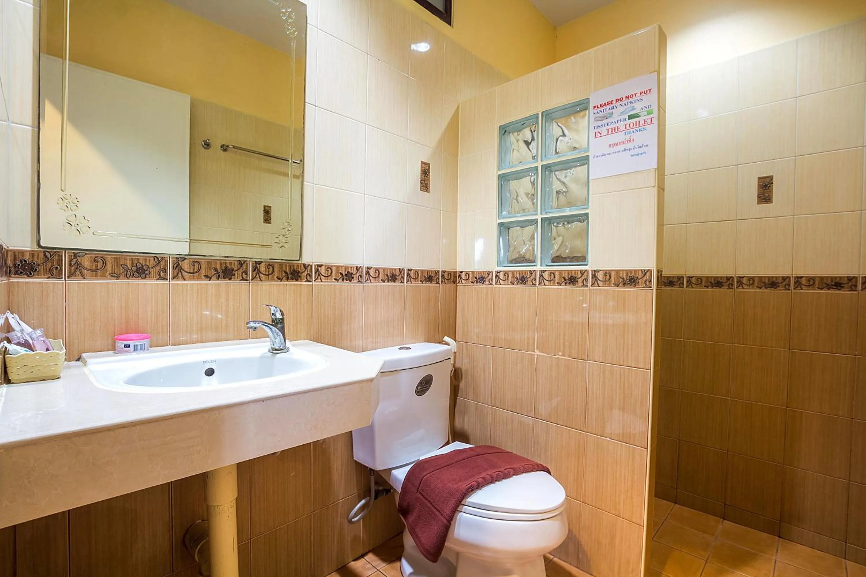 Bathroom in Phi Phi Top View Resort