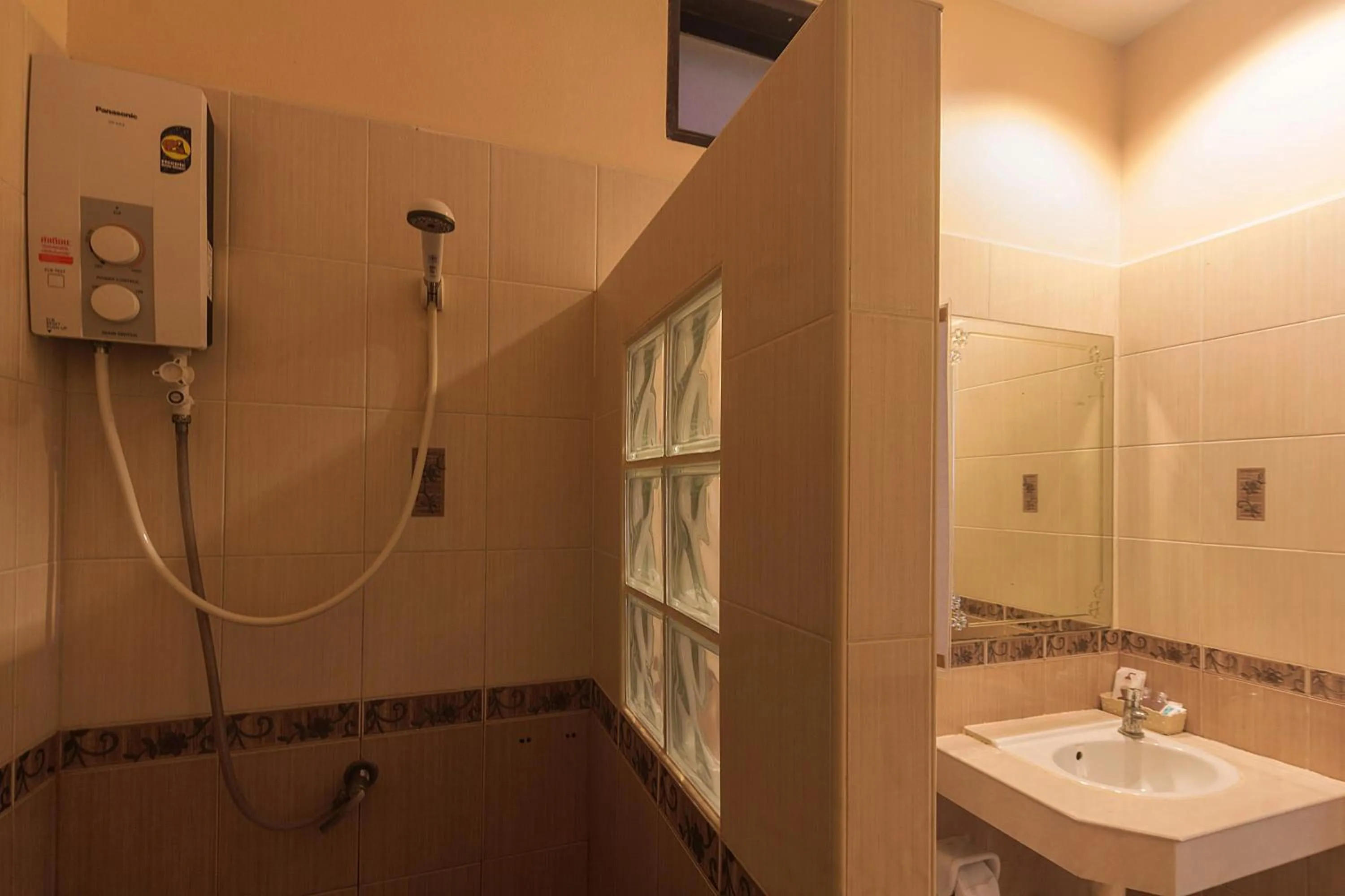 Bathroom in Phi Phi Top View Resort