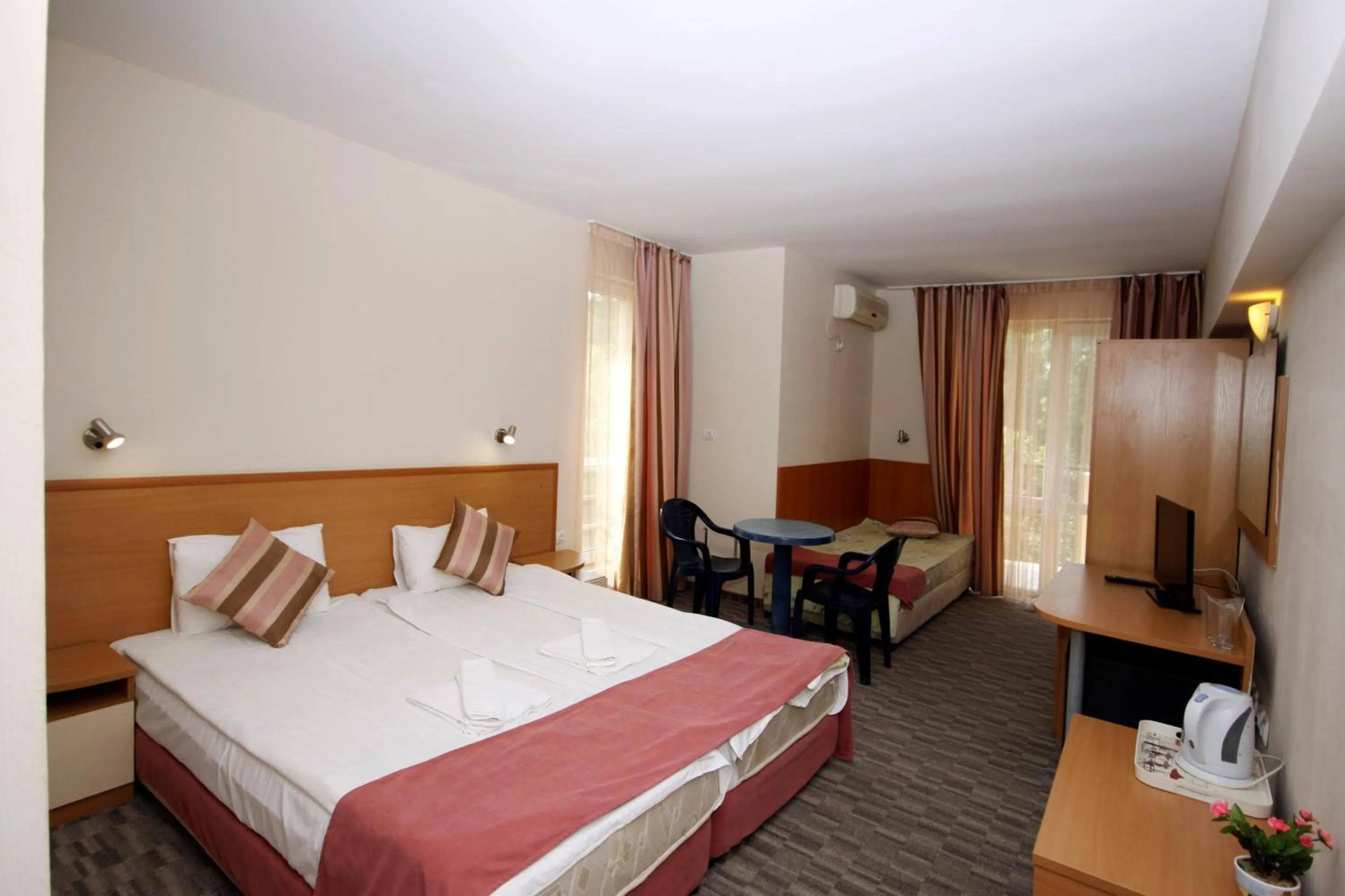 Balcony/Terrace, Bed in Hotel Briz