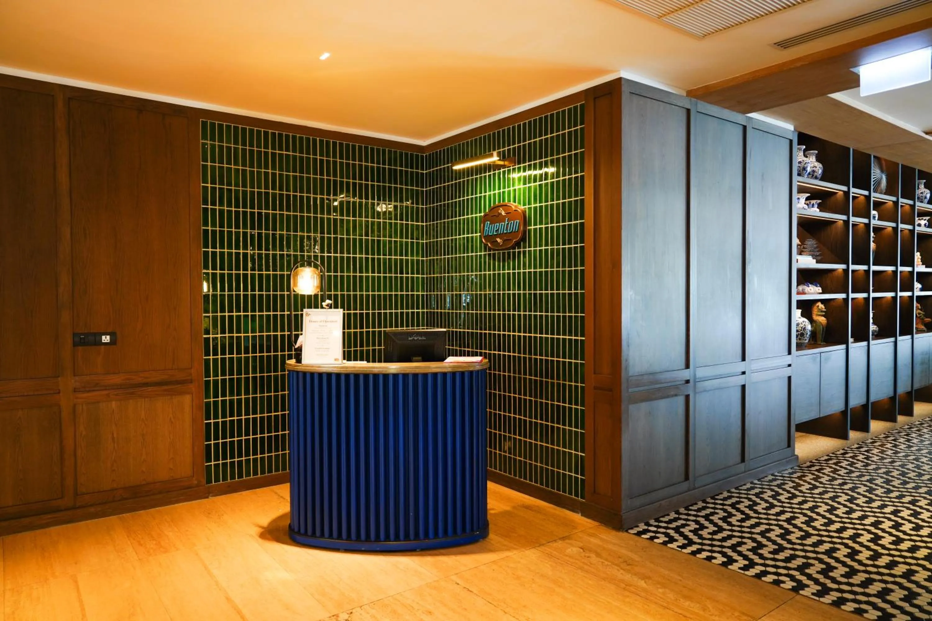 Restaurant/places to eat in Montien Hotel Surawong Bangkok