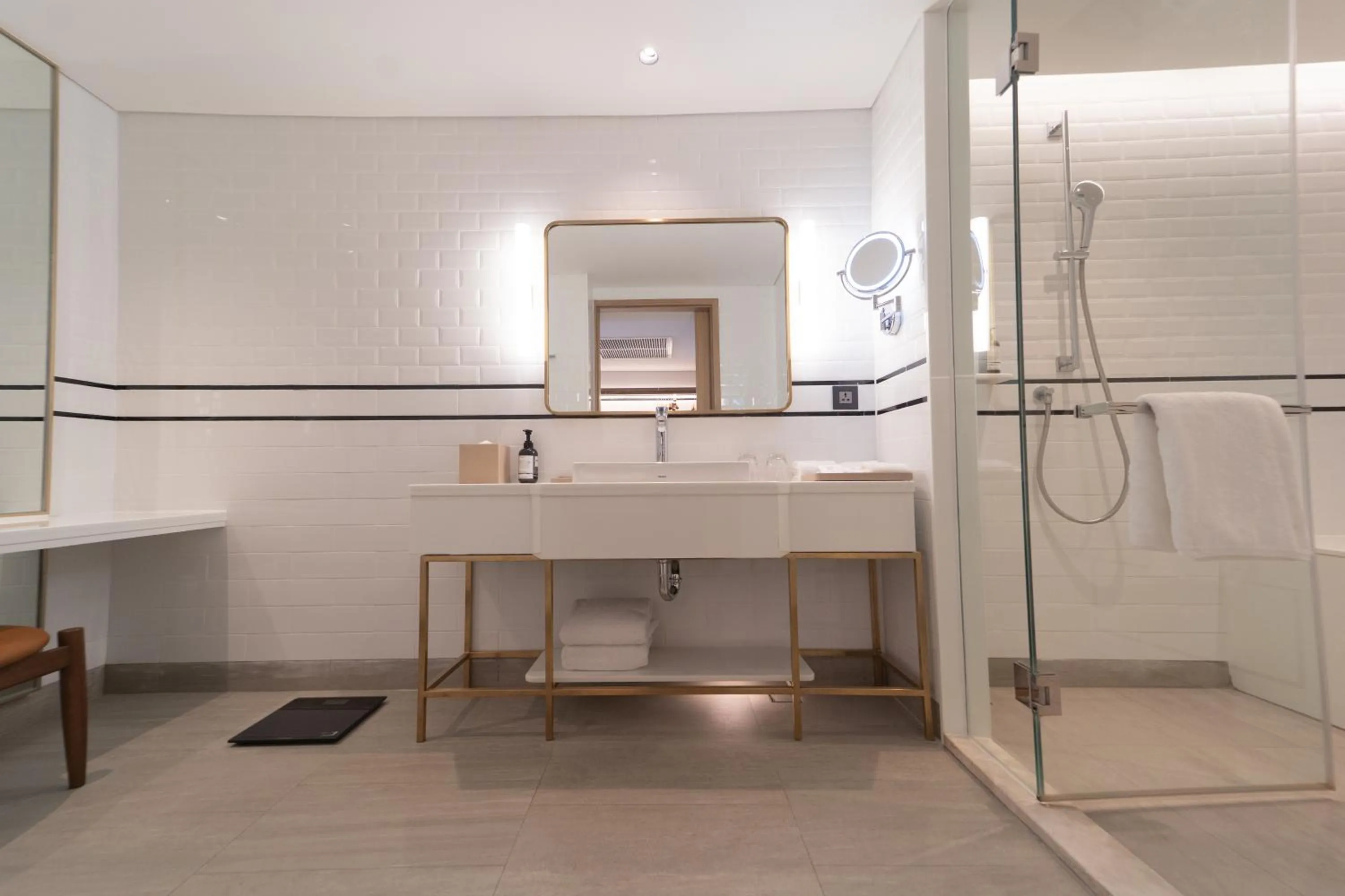 Shower in Montien Hotel Surawong Bangkok