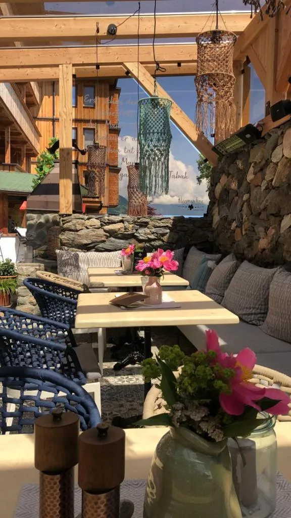 Restaurant/places to eat in Appartement Zillertal Klee mit Restaurant KleemenTine