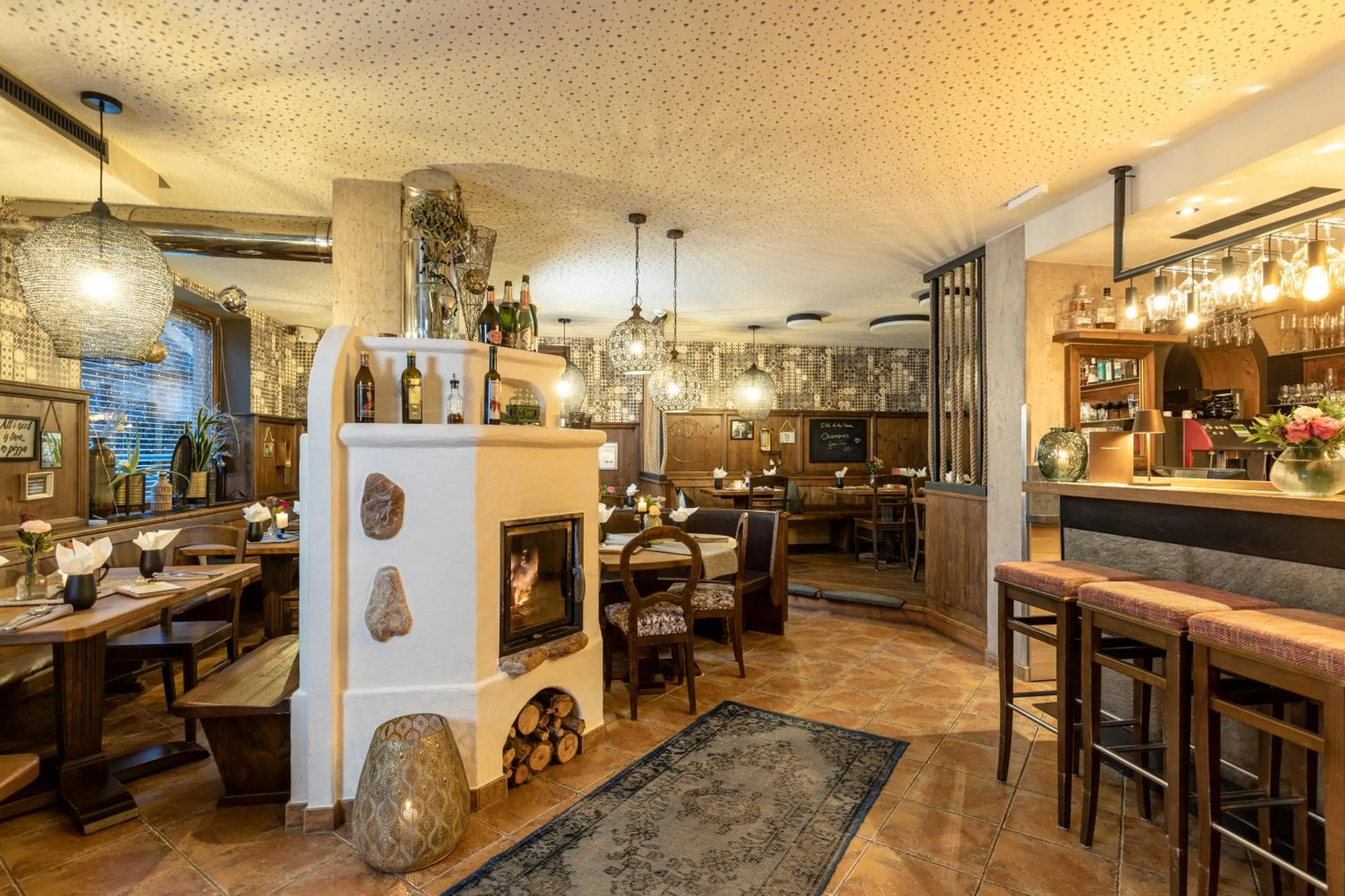 Restaurant/places to eat in Appartement Zillertal Klee mit Restaurant KleemenTine