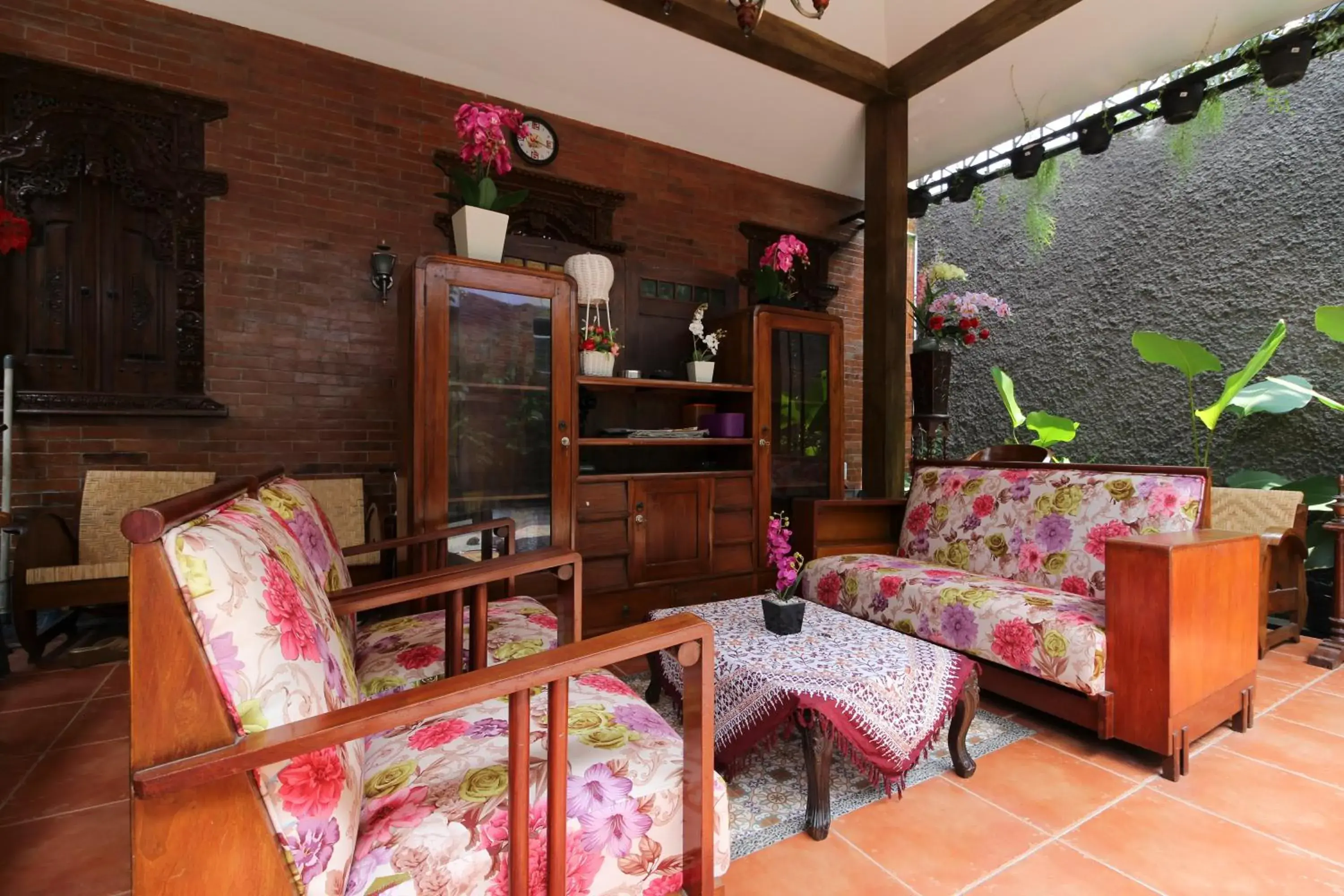 Seating area in RedDoorz Plus near Jogja Kembali Monument Seating area in RedDoorz Plus near Jogja Kembali Monument