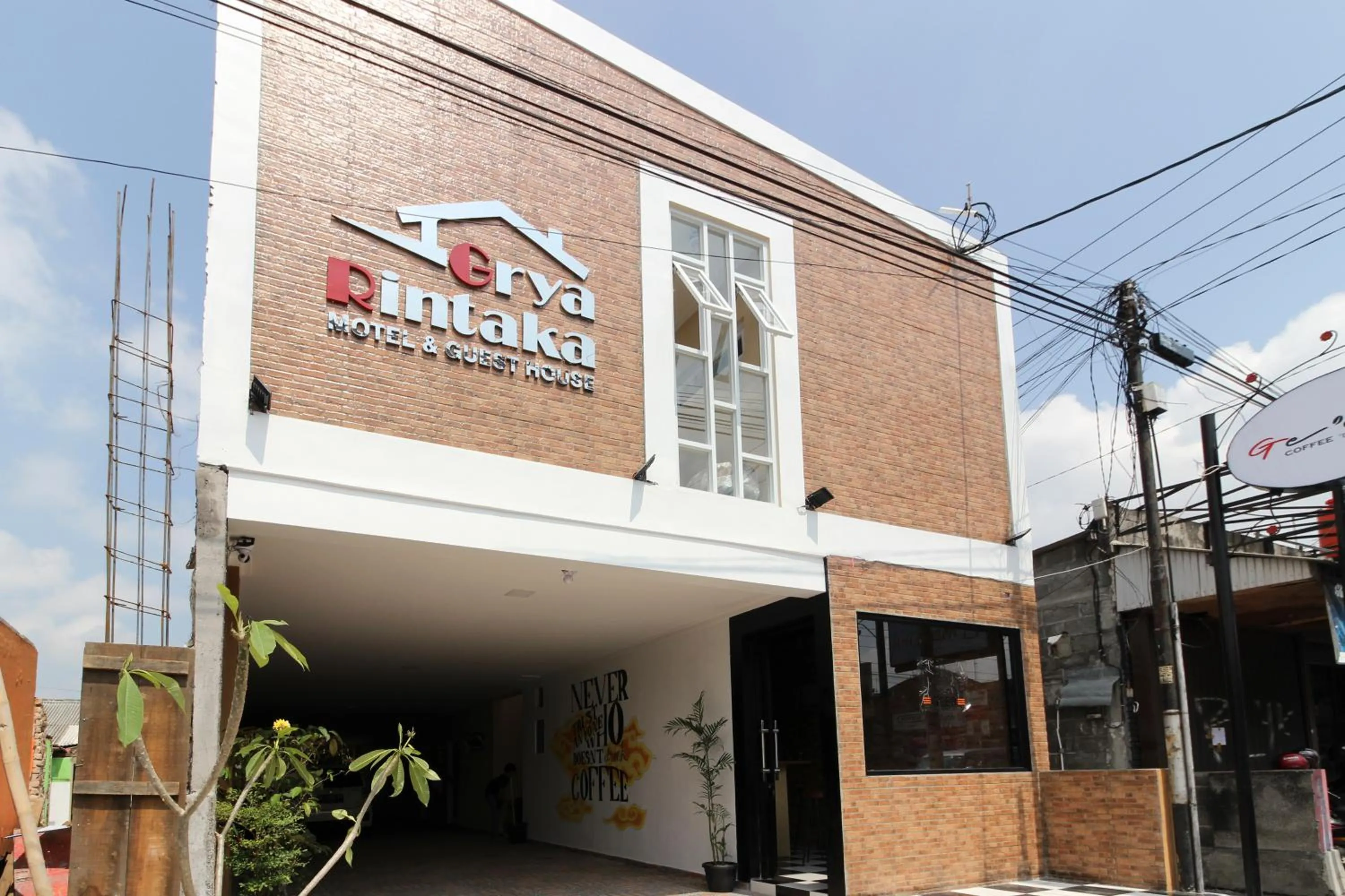 Facade/entrance in RedDoorz Plus near Jogja Kembali Monument