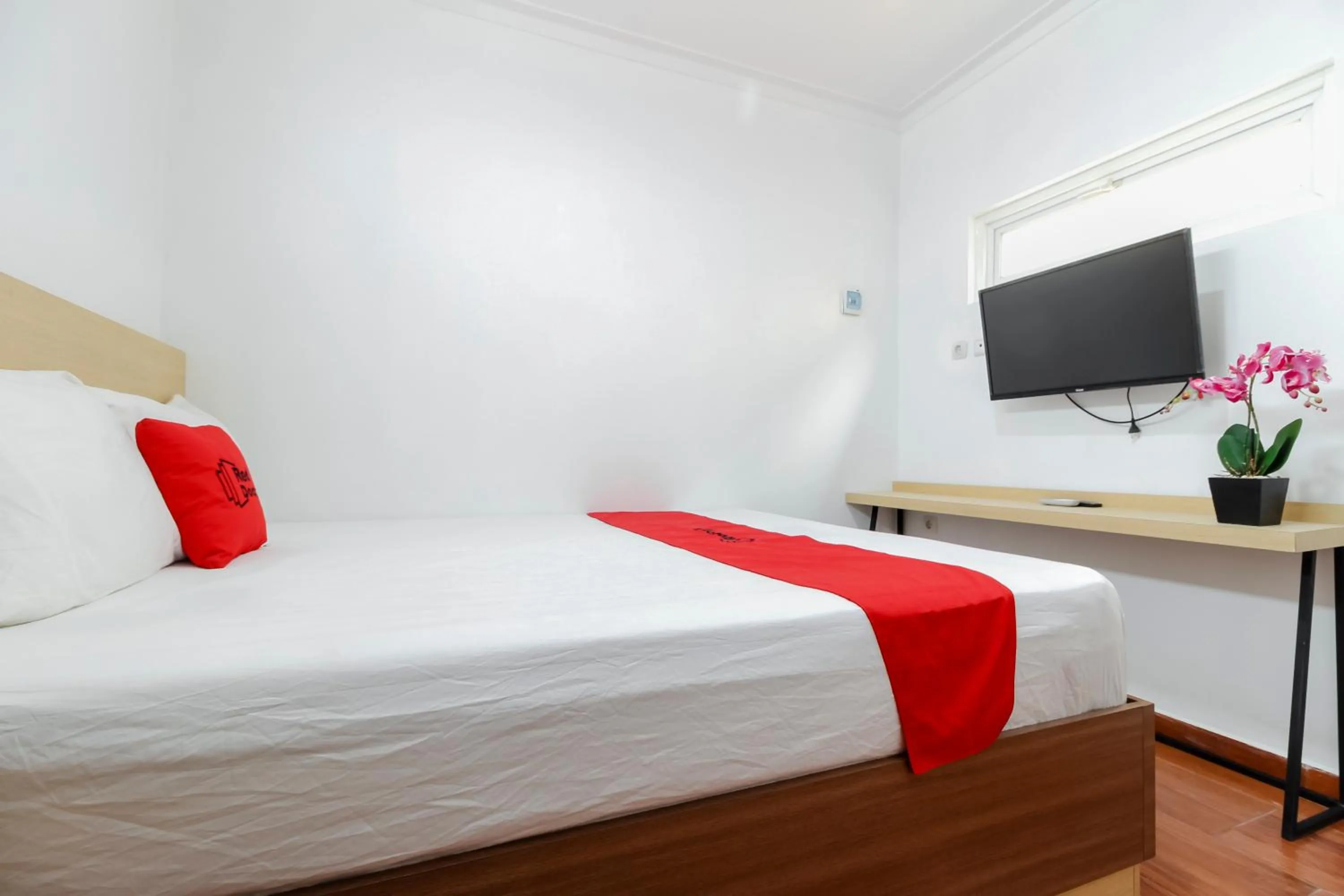 TV and multimedia in RedDoorz Plus near Jogja Kembali Monument