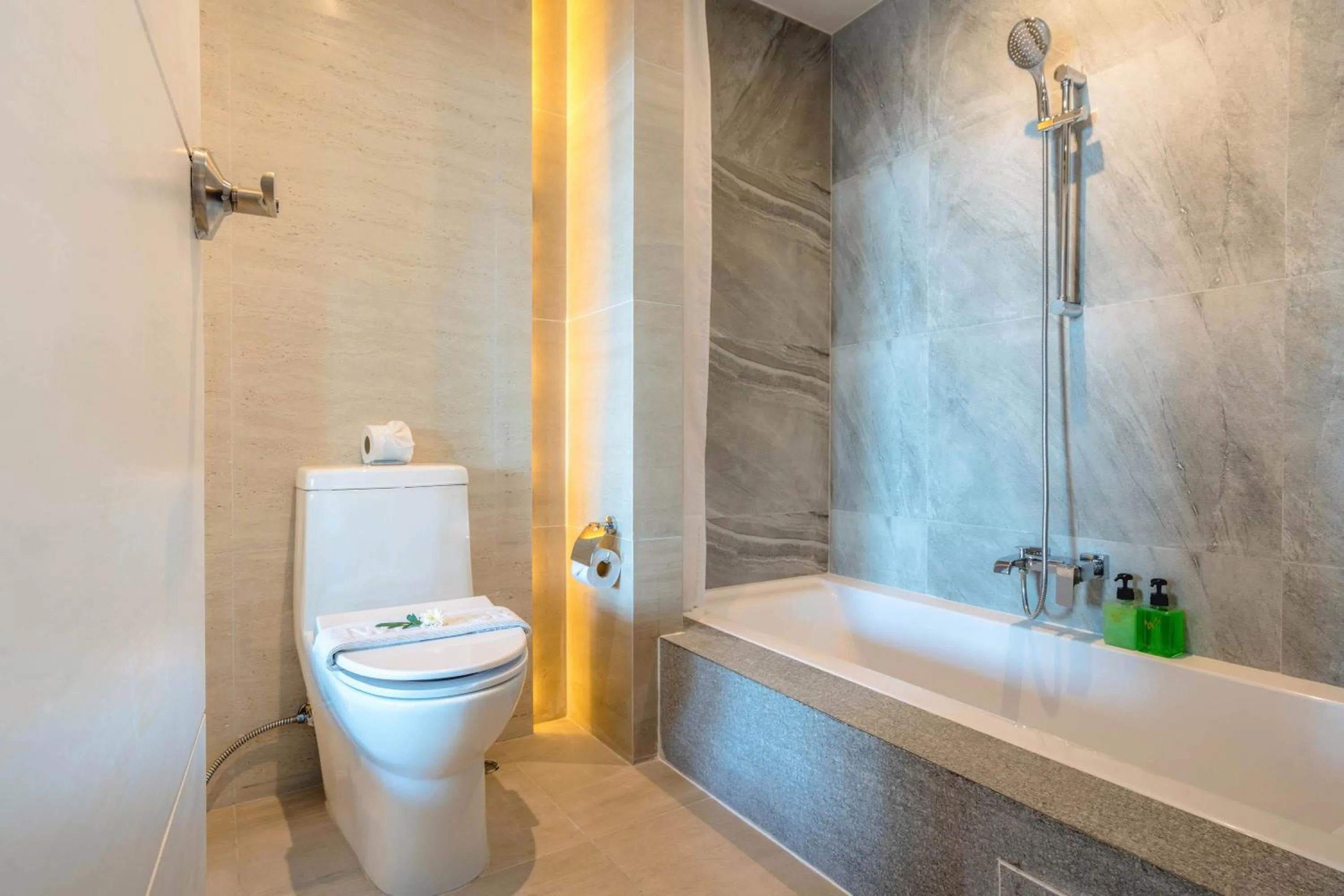 Shower in Namaka Resort Kamala