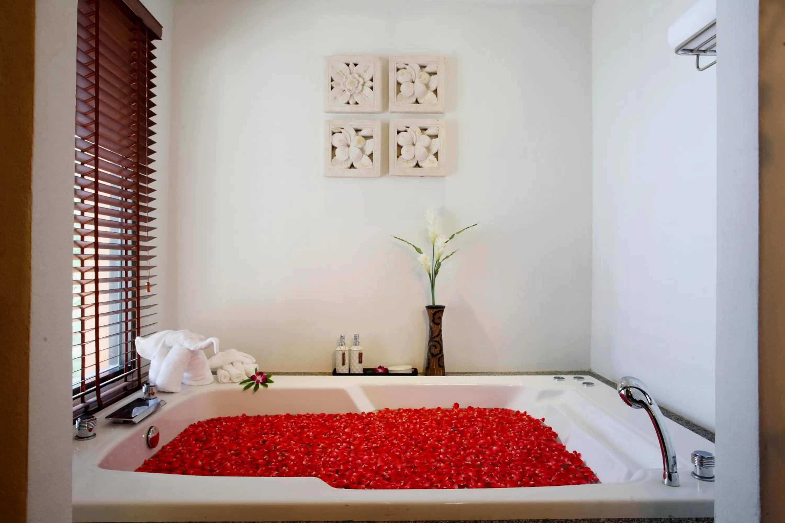 Bathroom, Bed in Namaka Resort Kamala