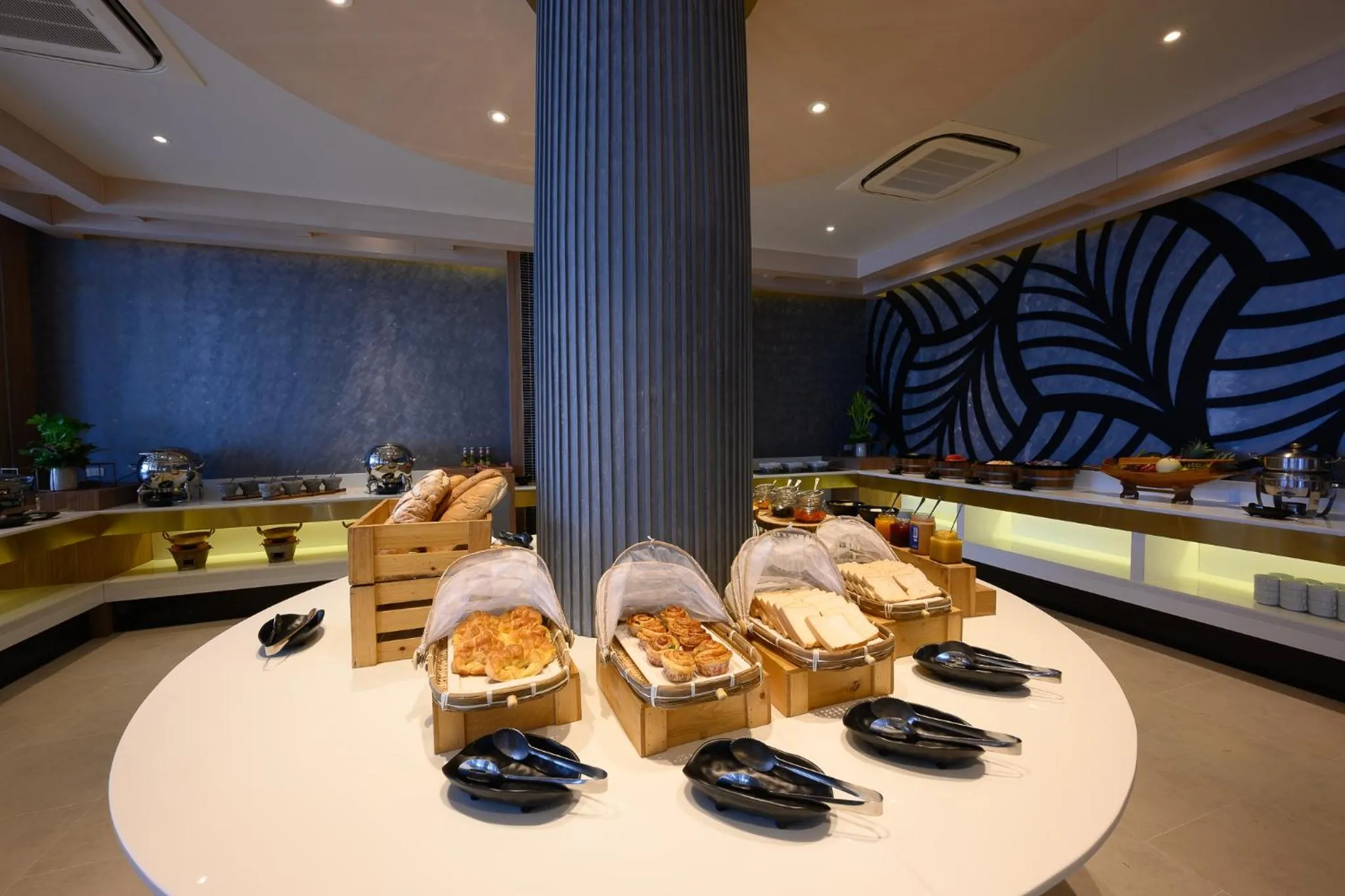 Restaurant/places to eat in Namaka Resort Kamala