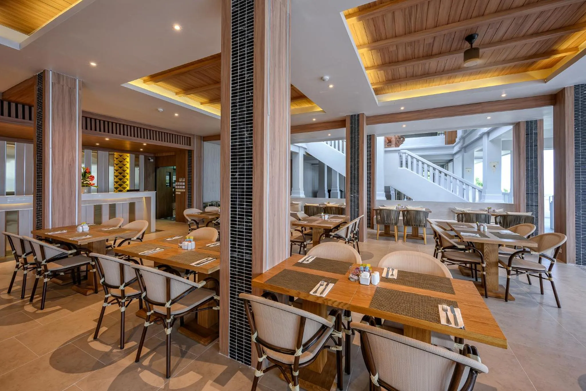 Restaurant/places to eat in Namaka Resort Kamala