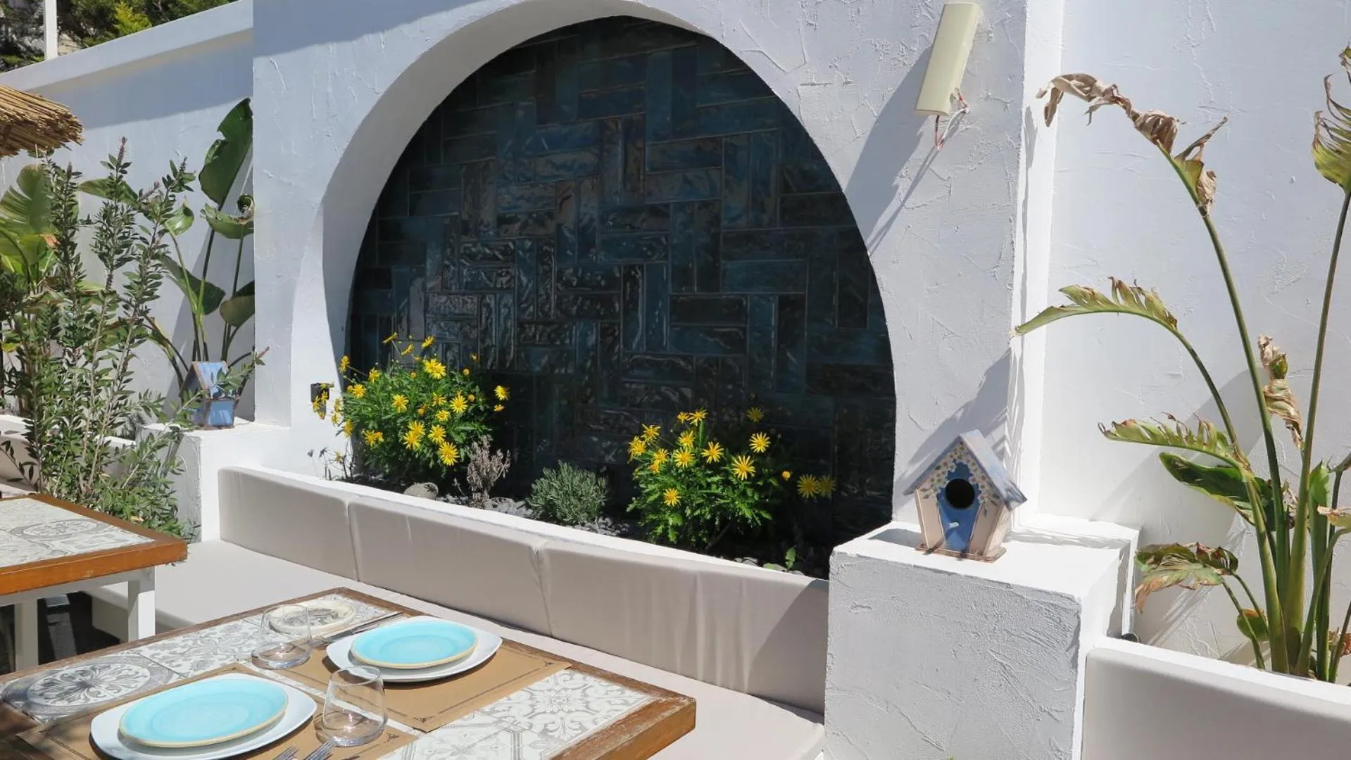 Restaurant/places to eat in Bay C