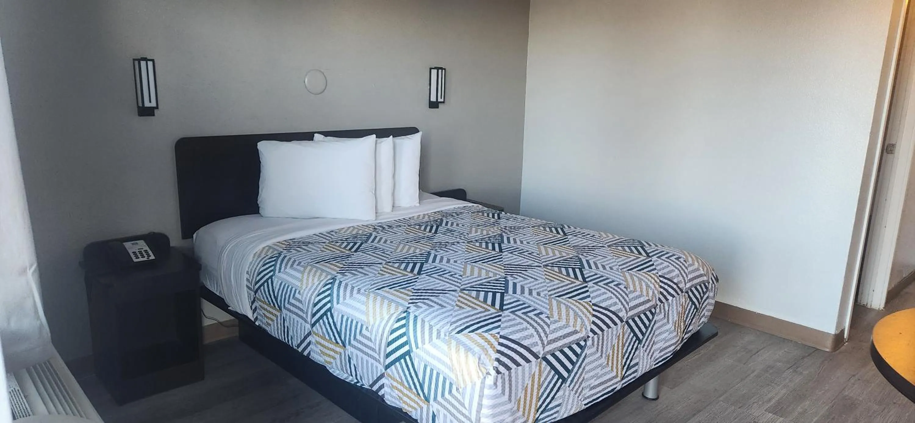 Bedroom, Bed in Motel 6-Alamogordo, NM