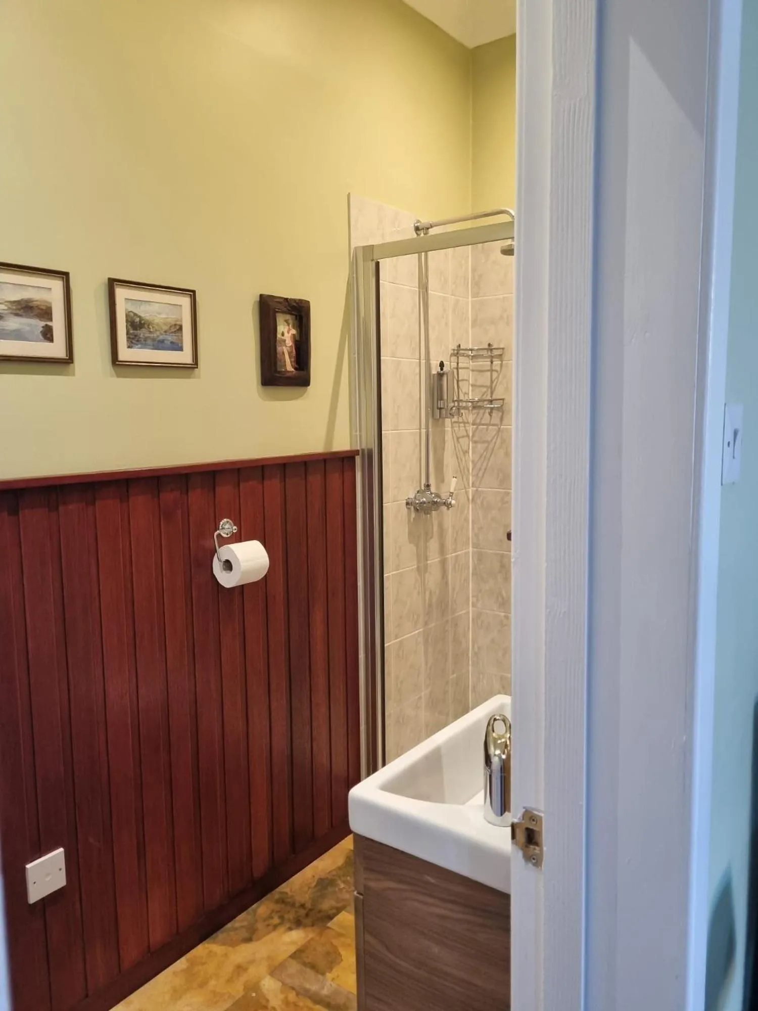 Shower in Knap Guest House