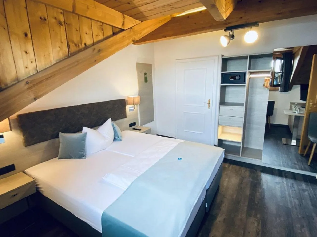 Photo of the whole room, Bed in Hotel Garni Möwe am See