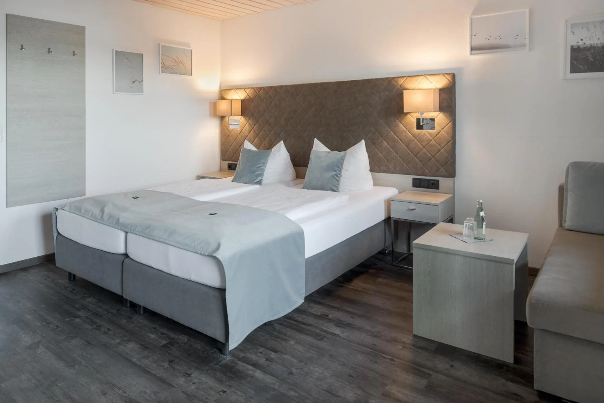 Photo of the whole room, Bed in Hotel Garni Möwe am See