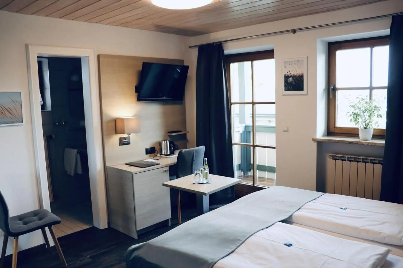 Photo of the whole room, Bed in Hotel Garni Möwe am See