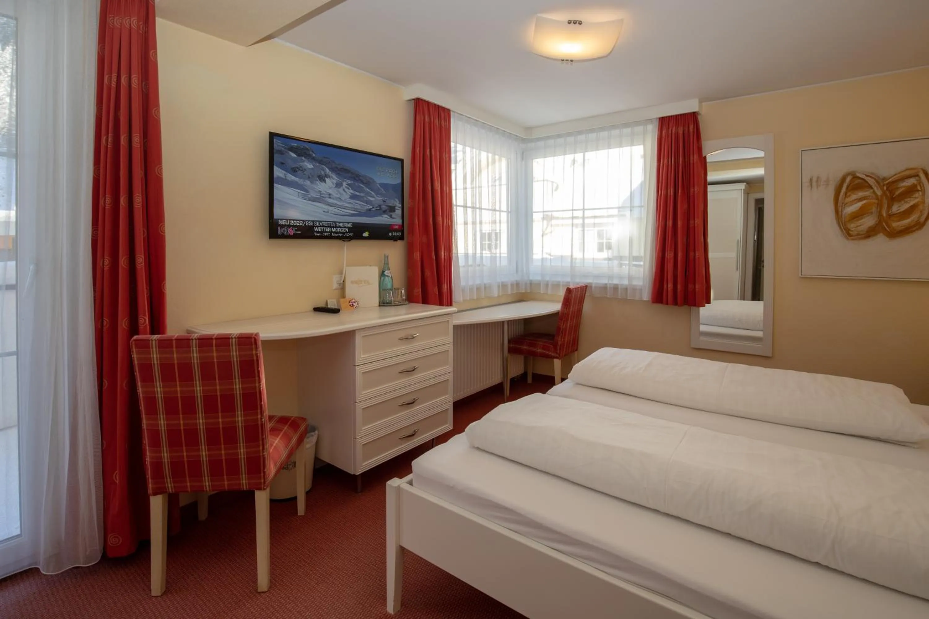 Photo of the whole room, Bed in The Hotel - himmlisch wohlfühlen