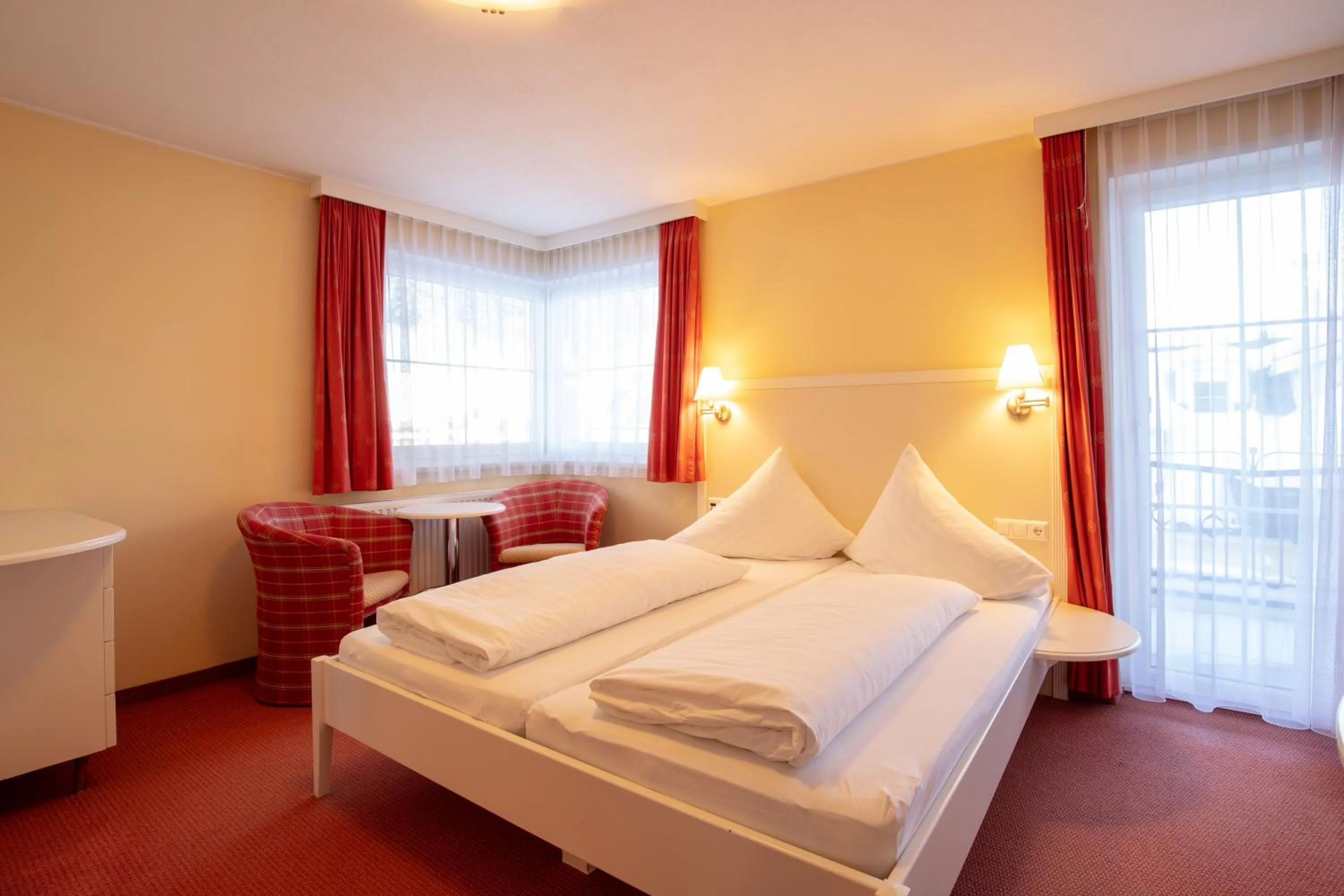 Photo of the whole room, Bed in The Hotel - himmlisch wohlfühlen