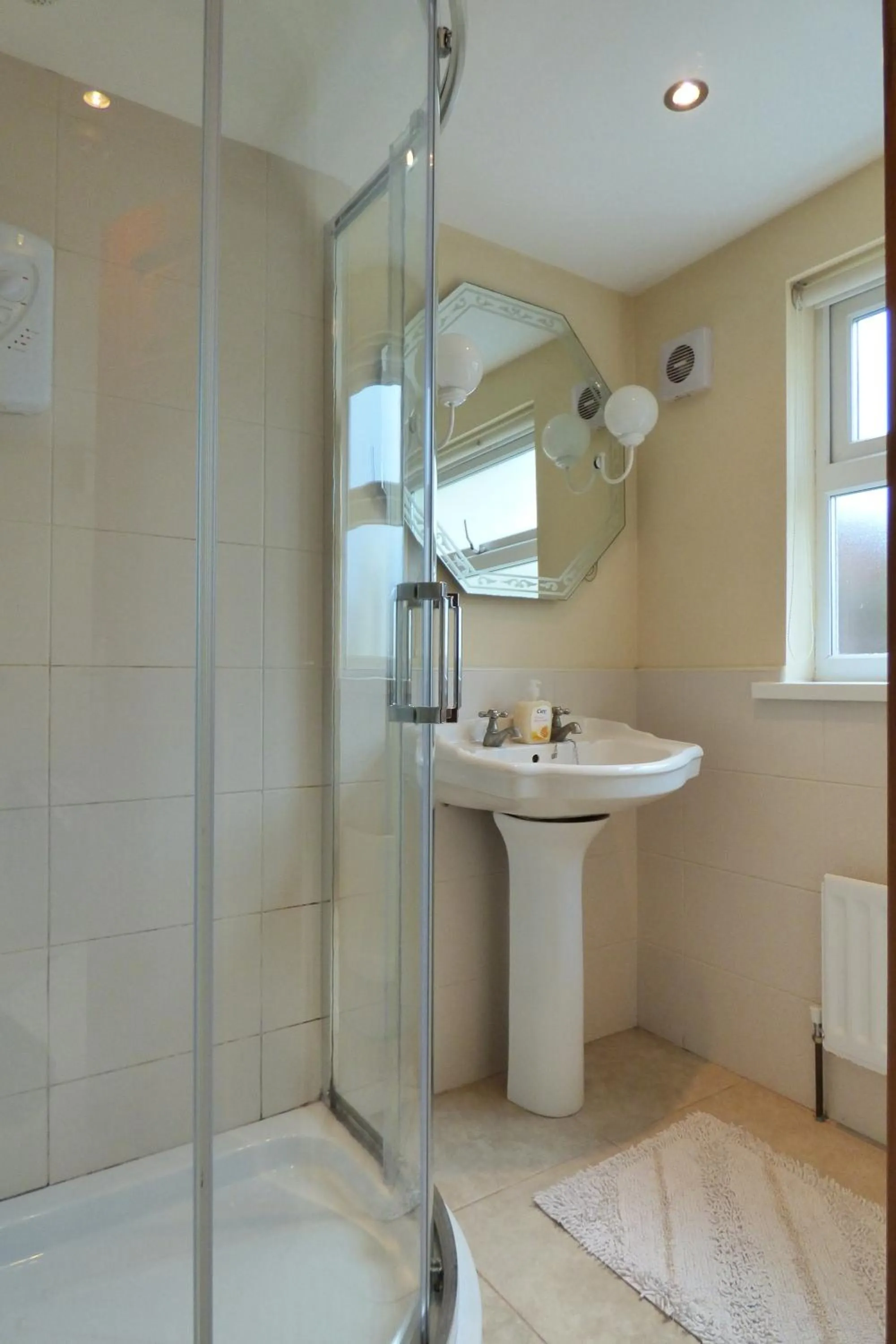 Bathroom in Brae-Mar B&B