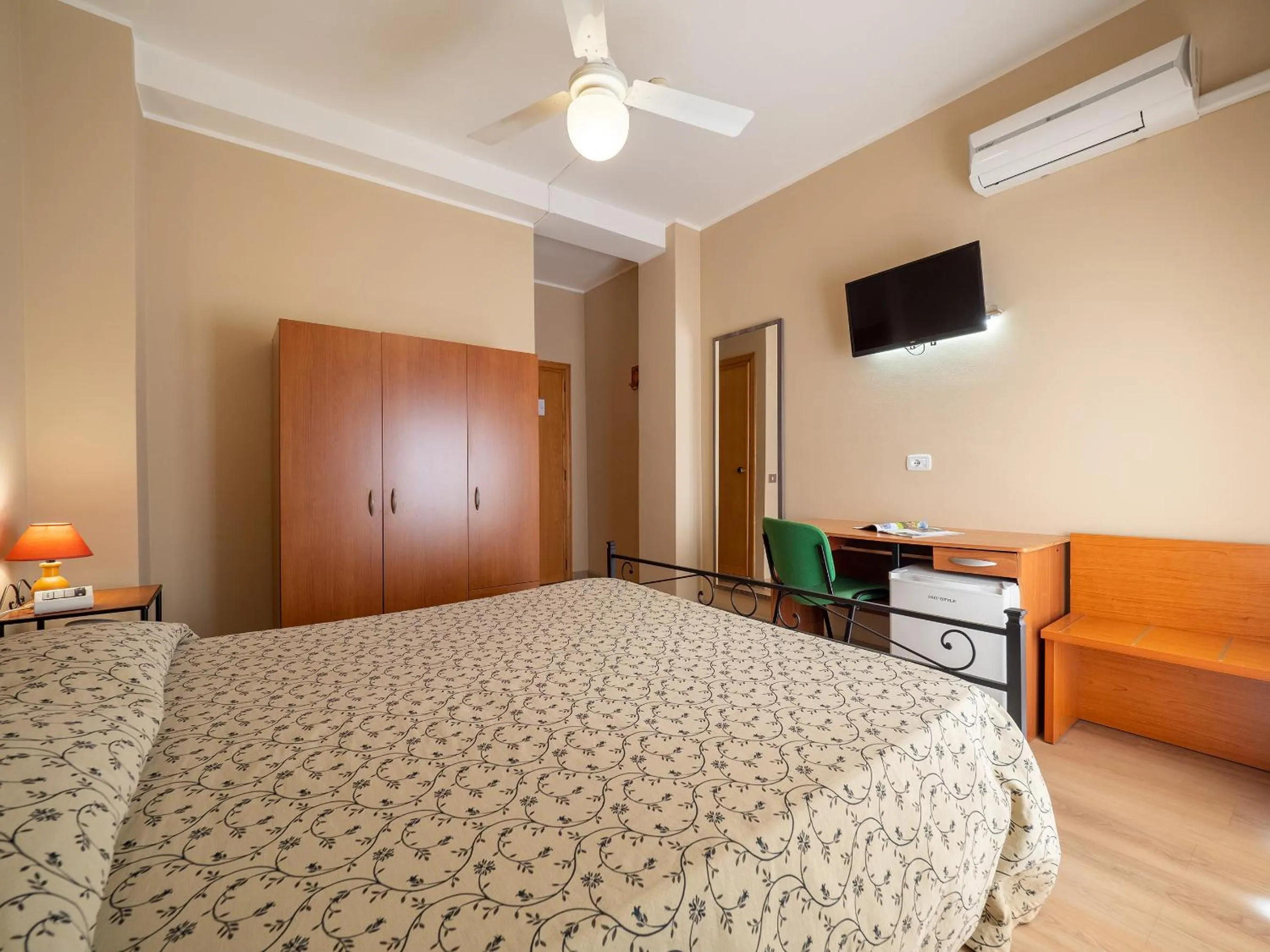 Bedroom, Bed in Hotel Trasimeno