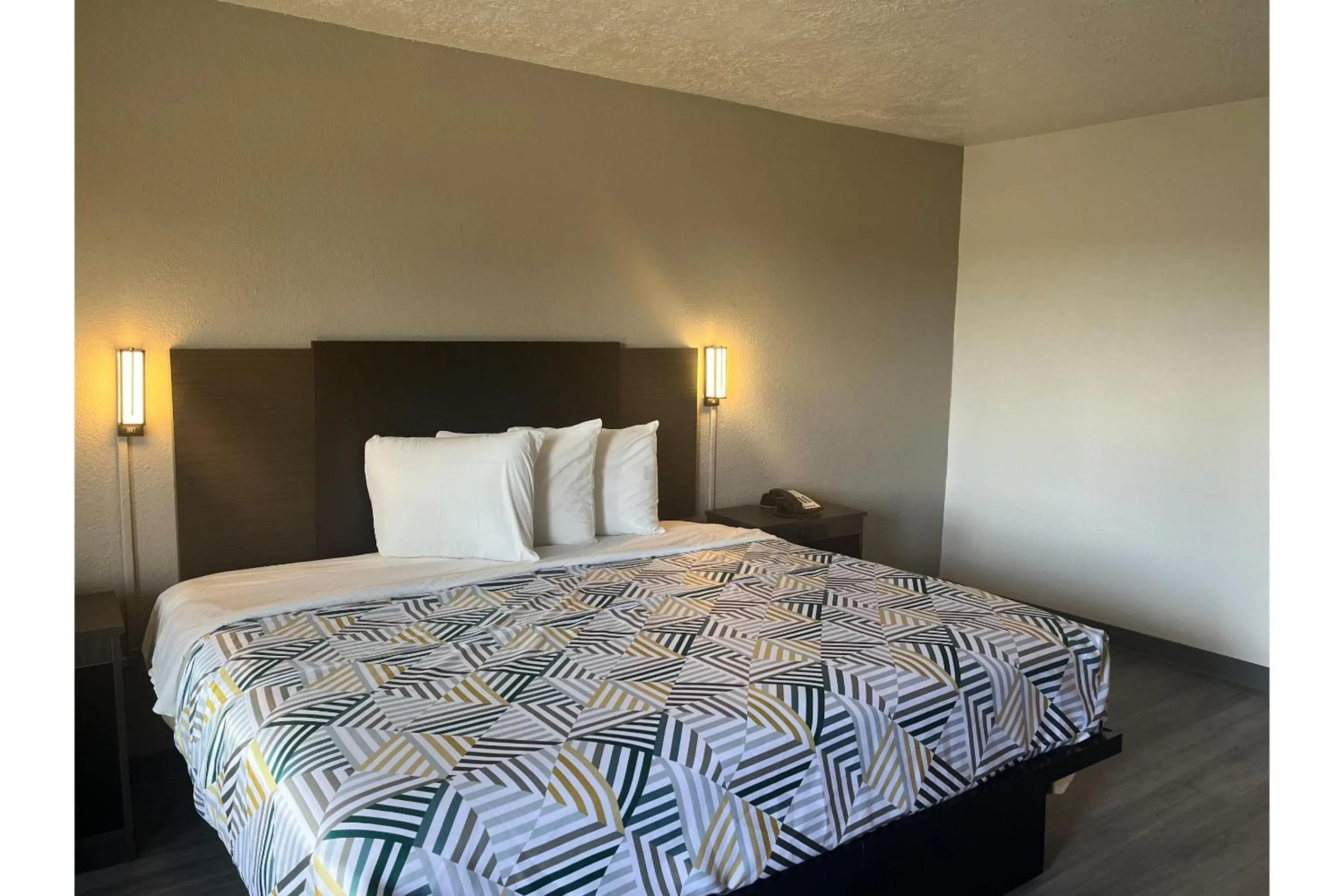 Bed in Studio 6 Lake Jackson, TX