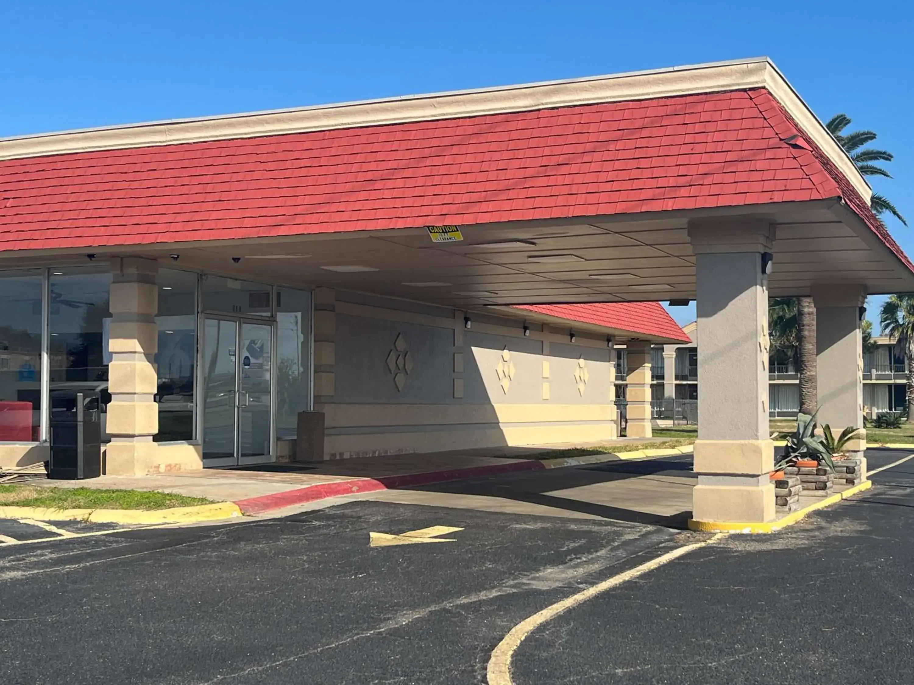 Property building in Studio 6 Lake Jackson, TX Property building in Studio 6 Lake Jackson, TX