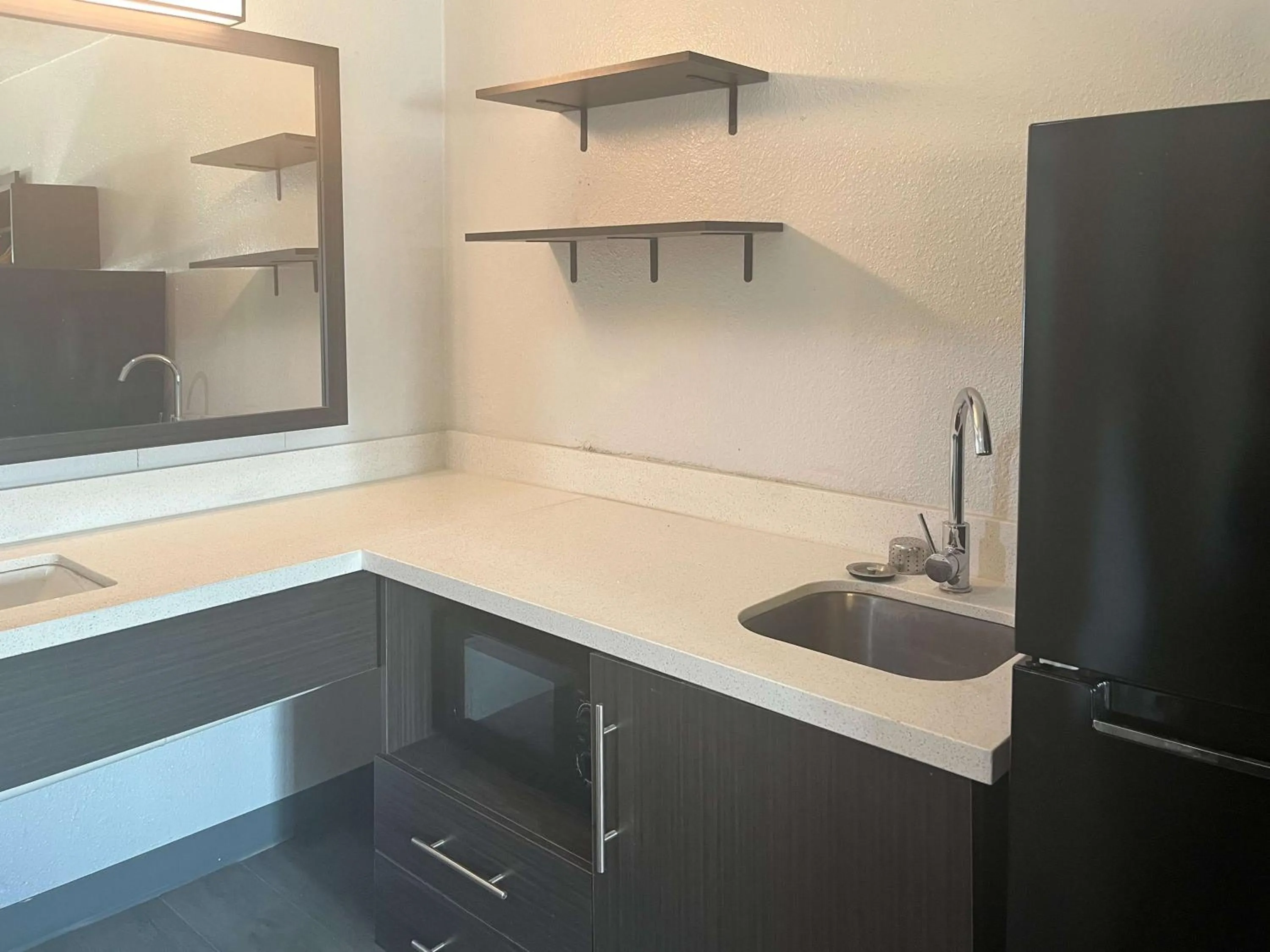 Photo of the whole room in Studio 6 Lake Jackson, TX