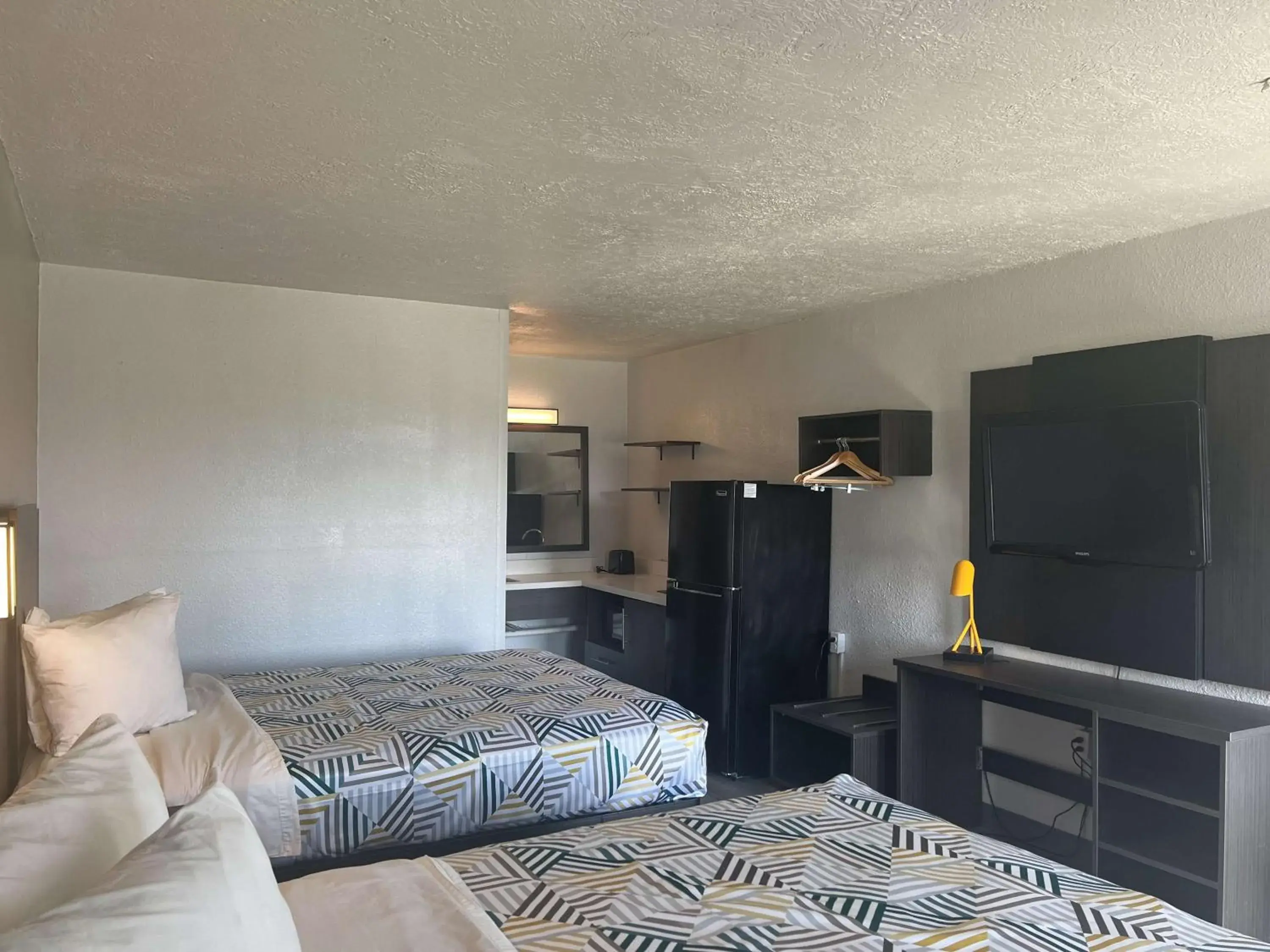 Photo of the whole room, Bed in Studio 6 Lake Jackson, TX Photo of the whole room, Bed in Studio 6 Lake Jackson, TX