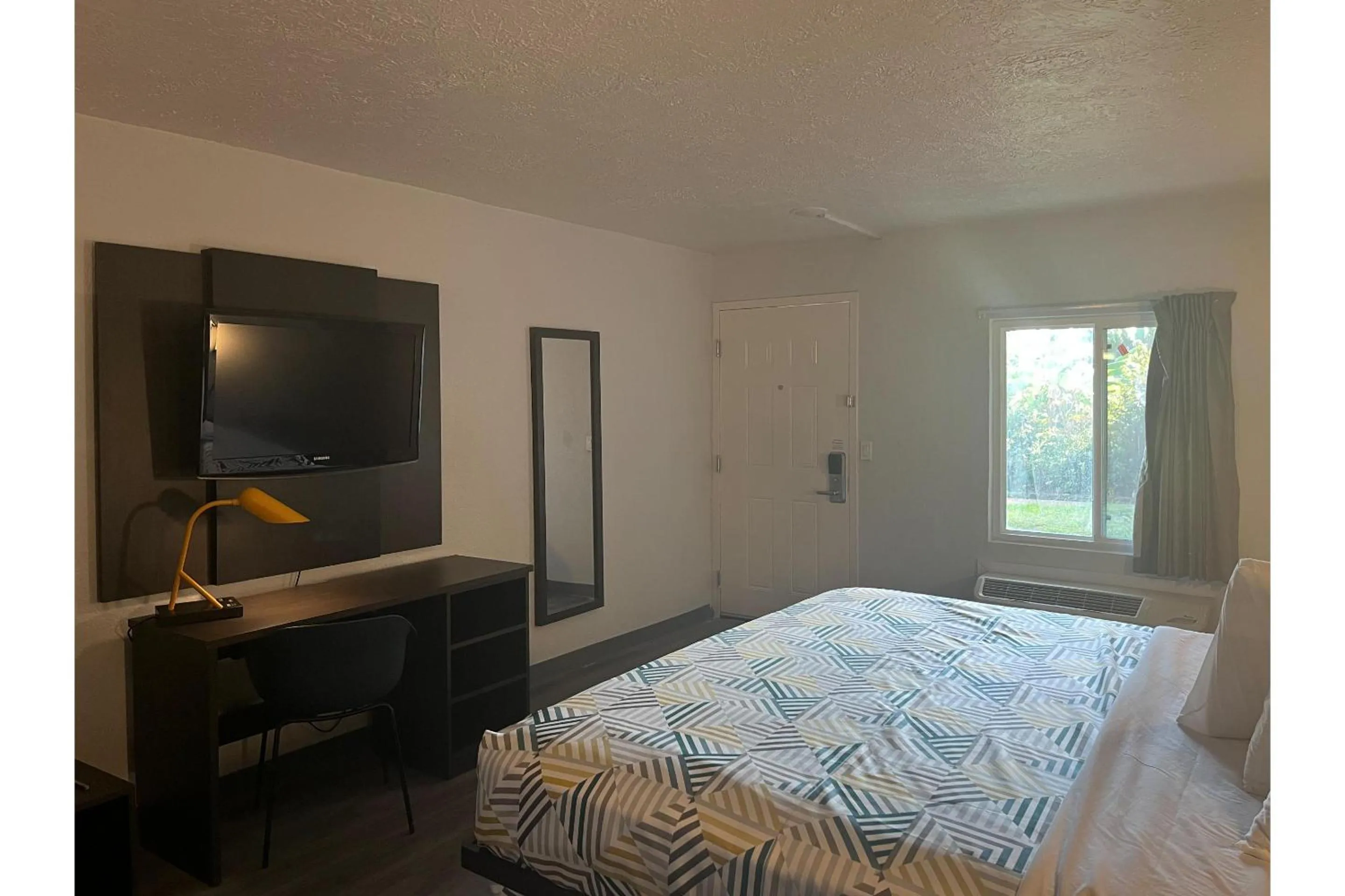 Bed in Studio 6 Lake Jackson, TX