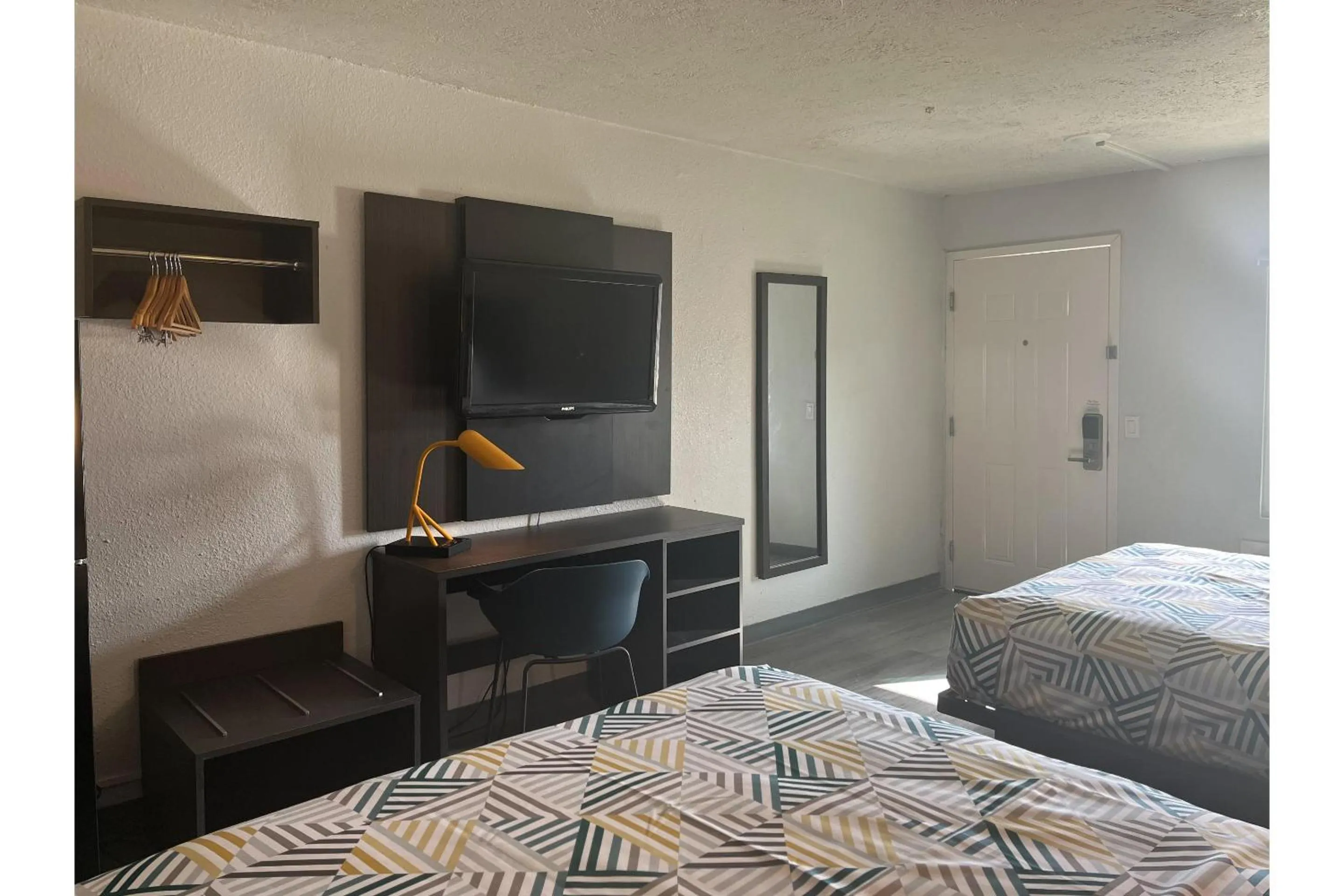 Bed in Studio 6 Lake Jackson, TX