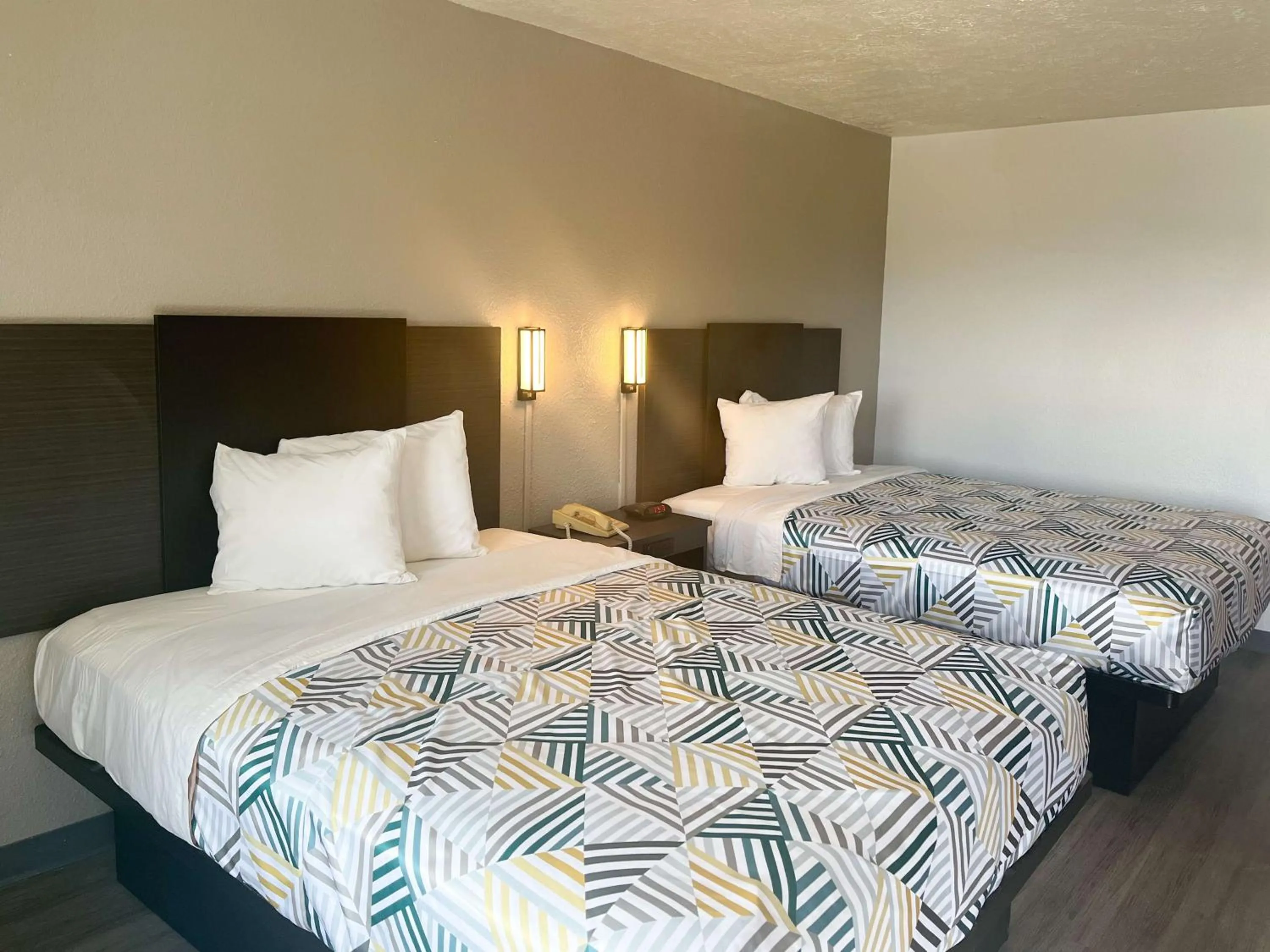 Photo of the whole room, Bed in Studio 6 Lake Jackson, TX