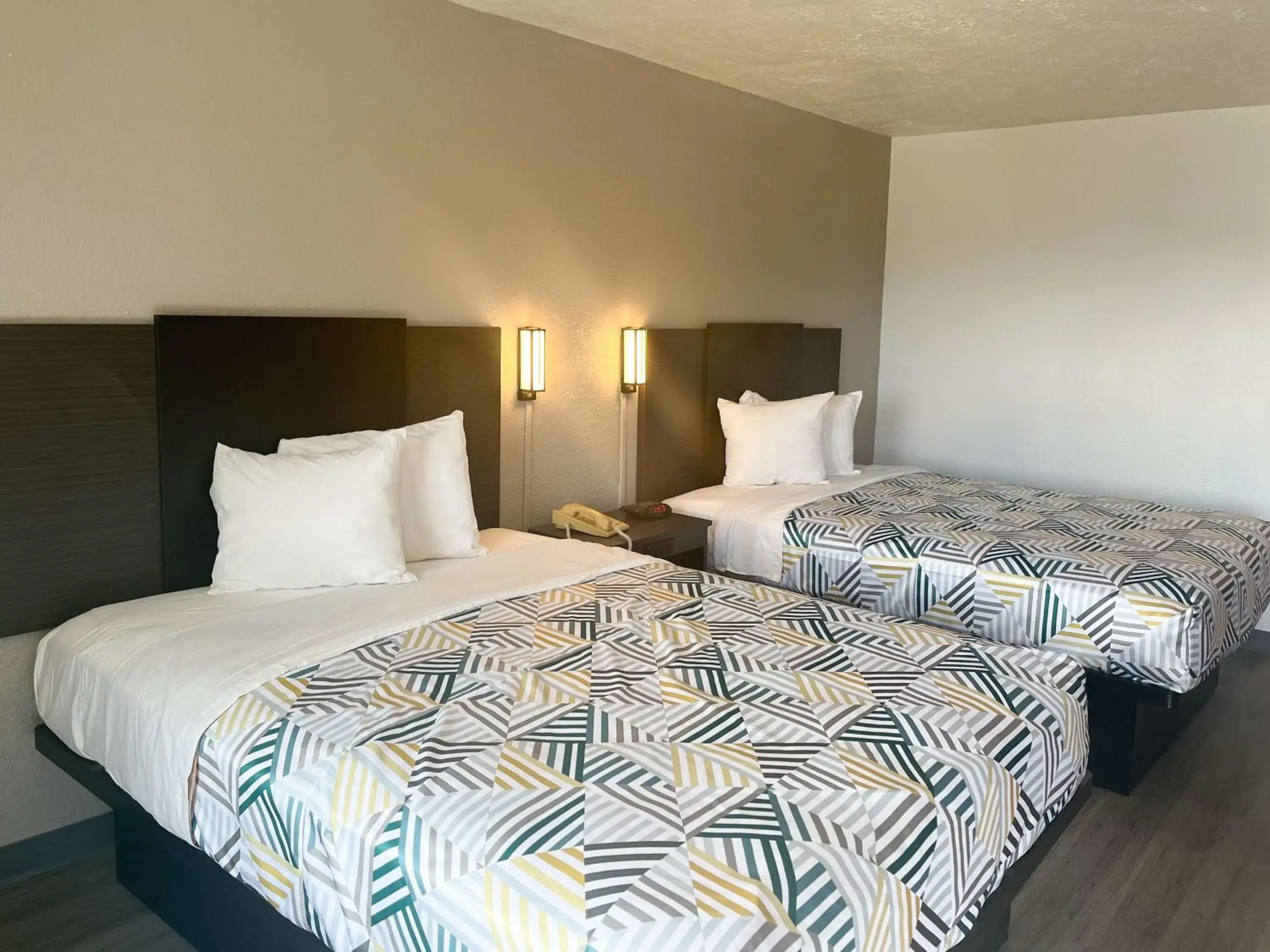 Photo of the whole room, Bed in Studio 6 Lake Jackson, TX Photo of the whole room, Bed in Studio 6 Lake Jackson, TX