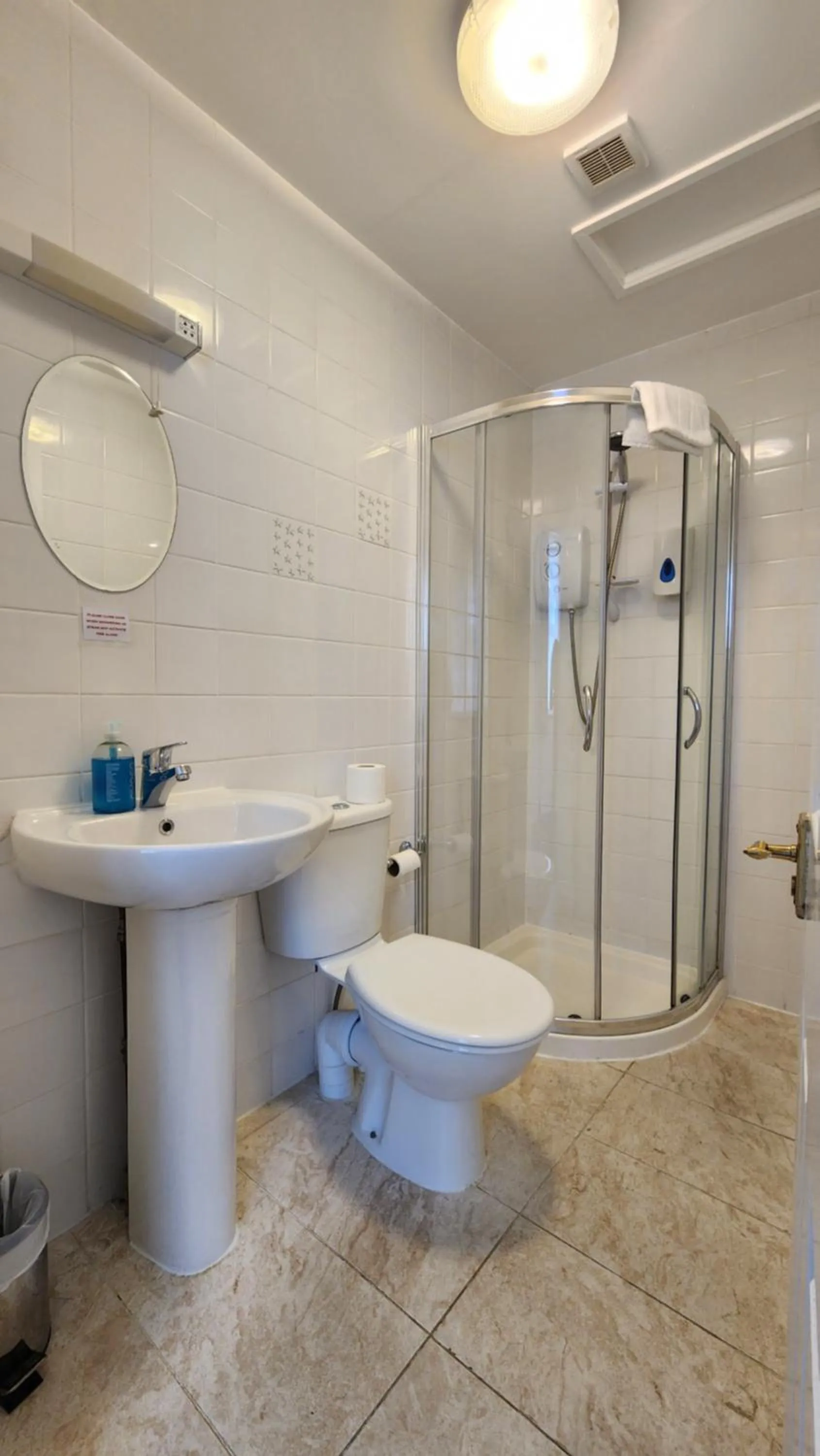 Toilet in Gatwick Castle B&B