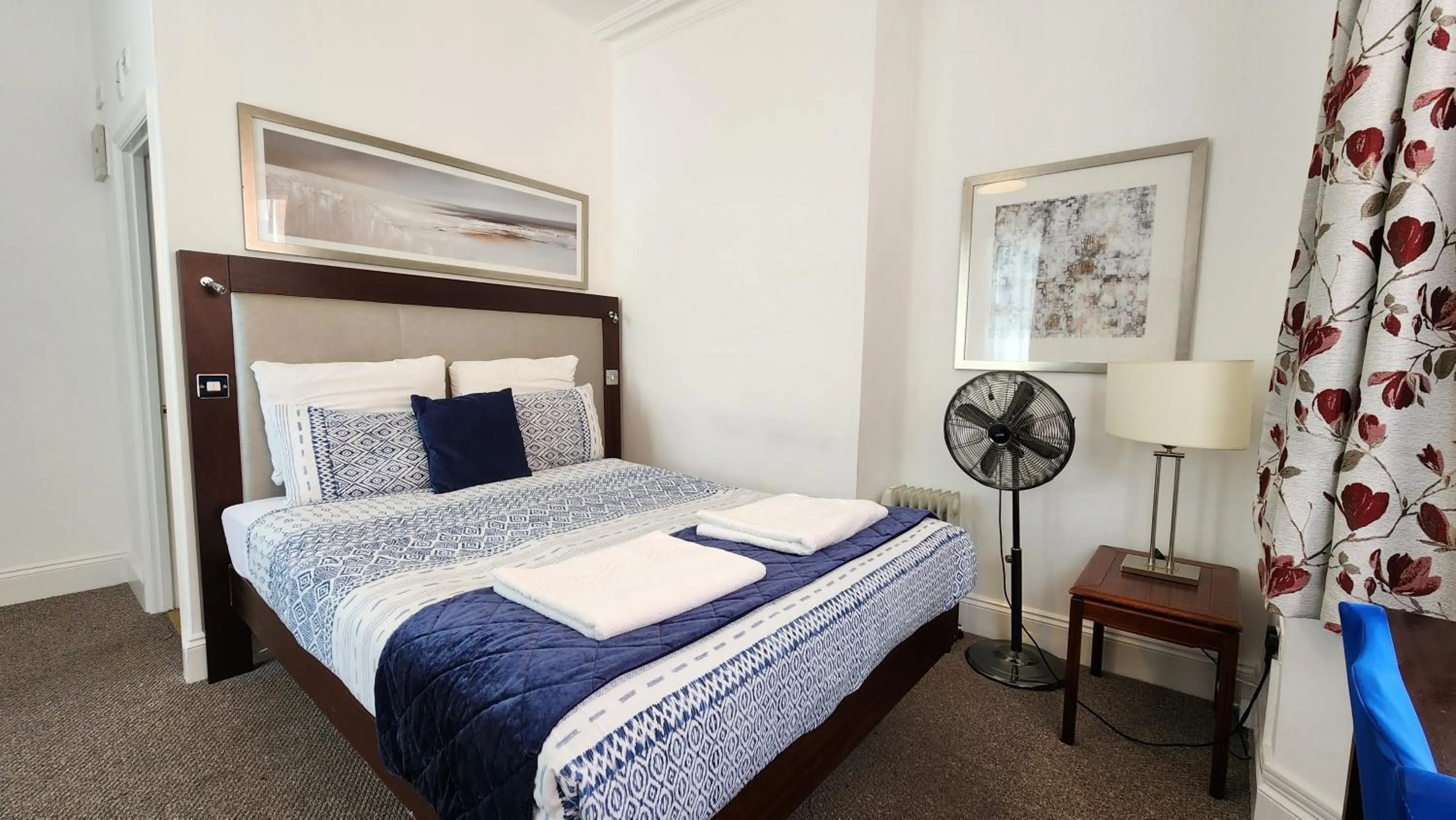 Bedroom, Bed in Gatwick Castle B&B