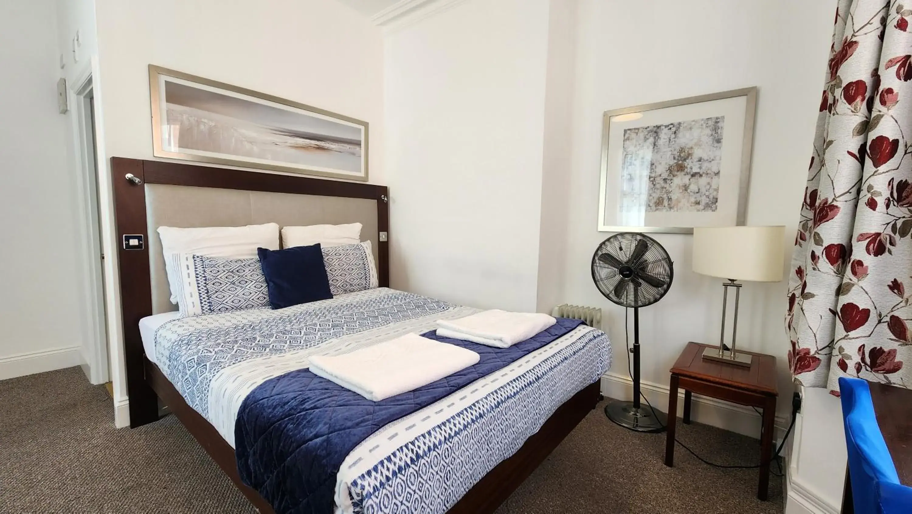 Double Room with Private Bathroom in Gatwick Castle B&B Double Room with Private Bathroom in Gatwick Castle B&B