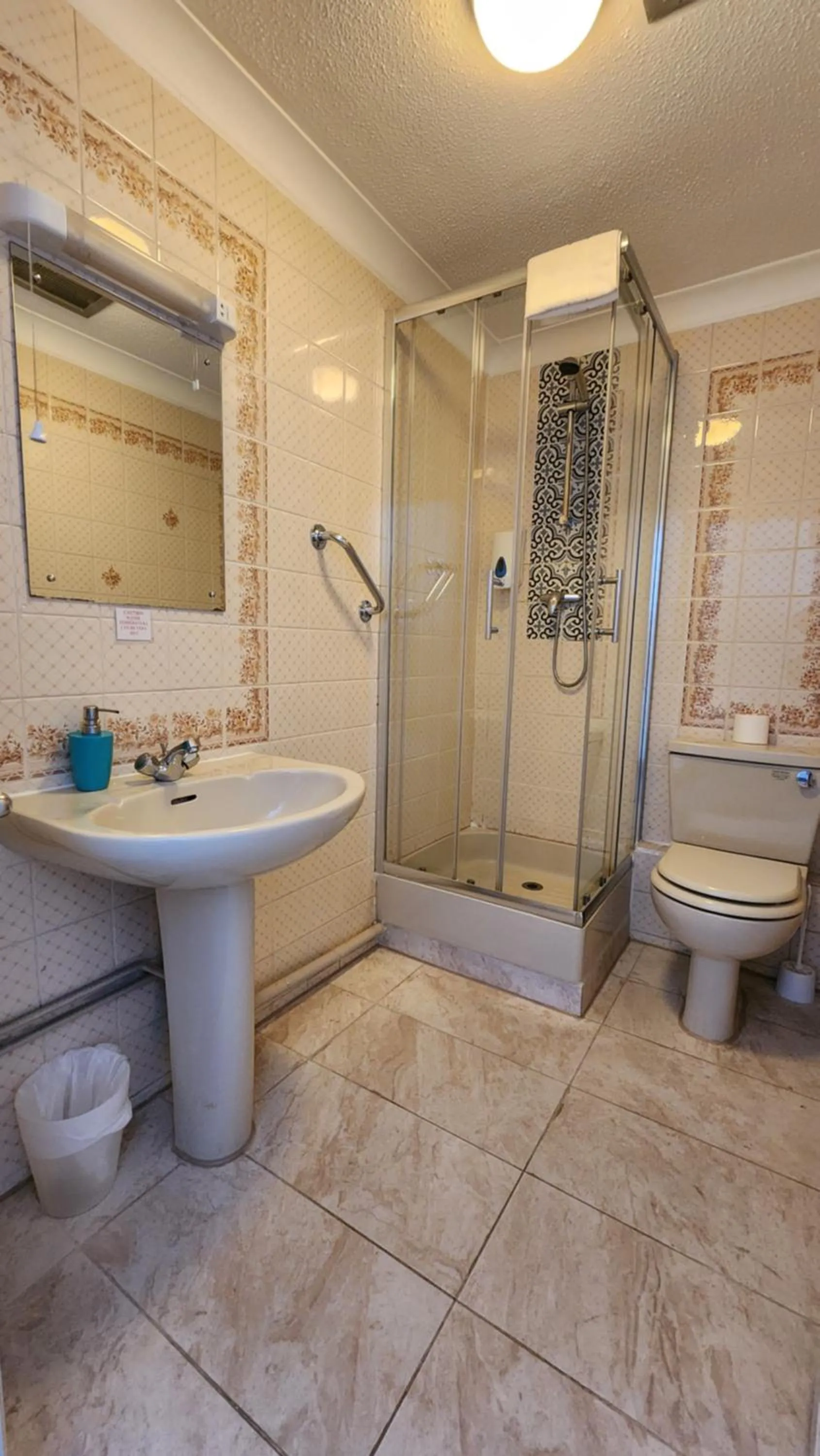 Shower in Gatwick Castle B&B