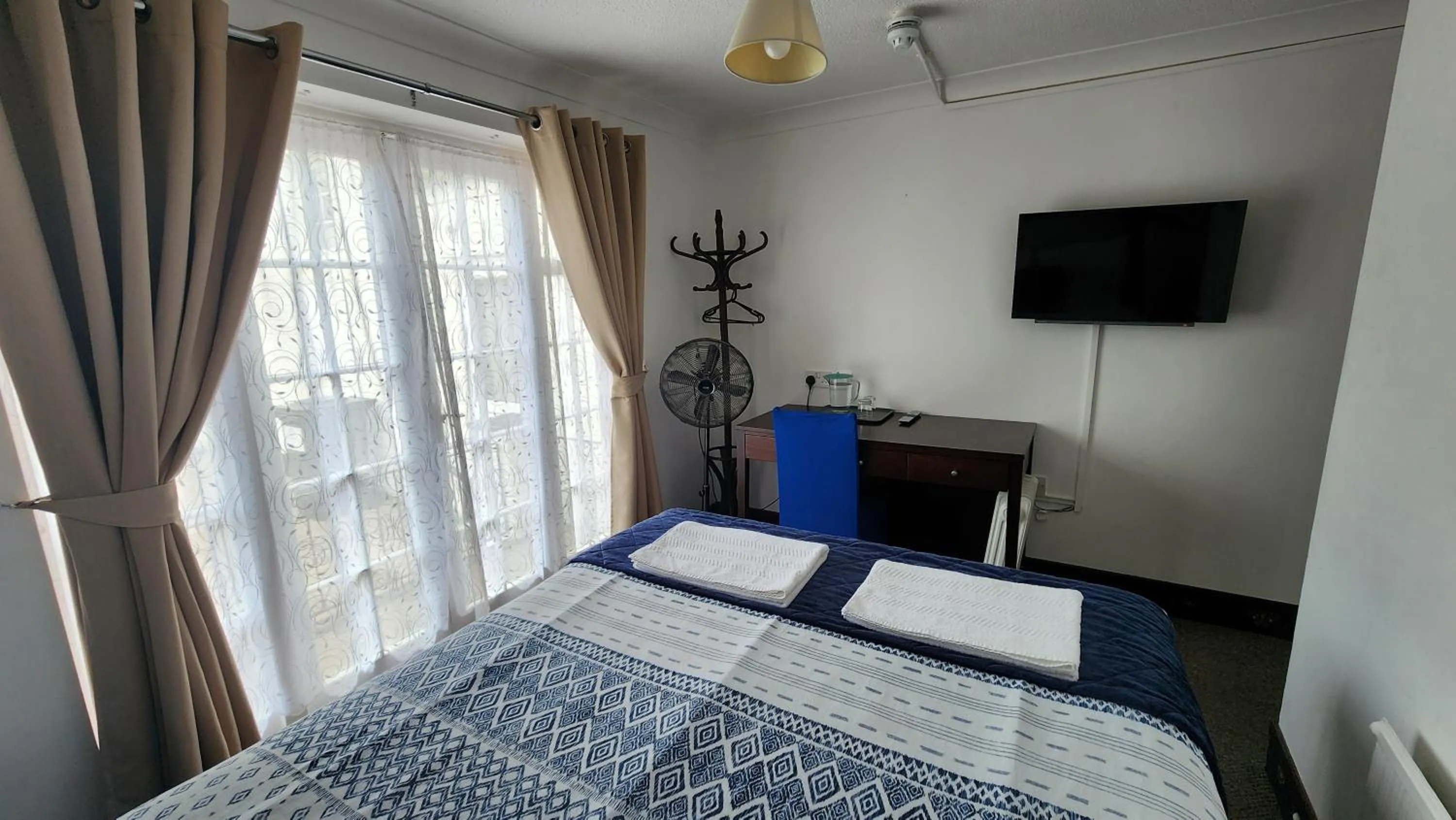 Bedroom, Bed in Gatwick Castle B&B