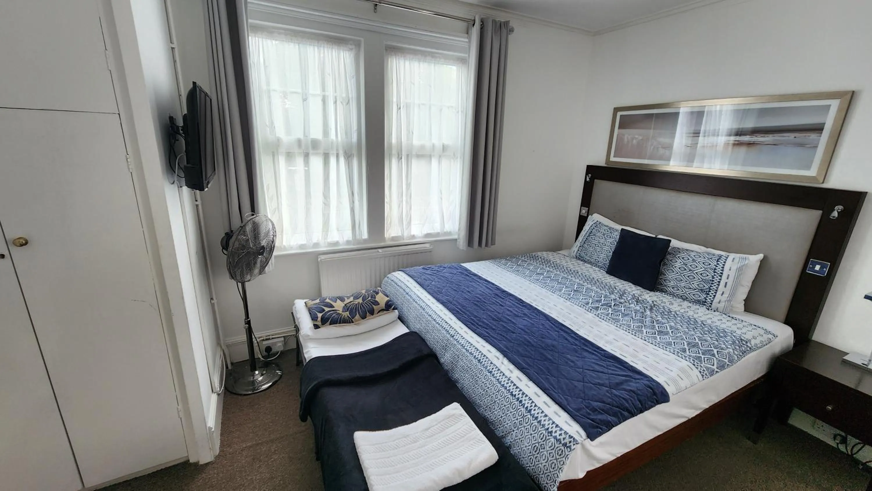 Bedroom, Bed in Gatwick Castle B&B