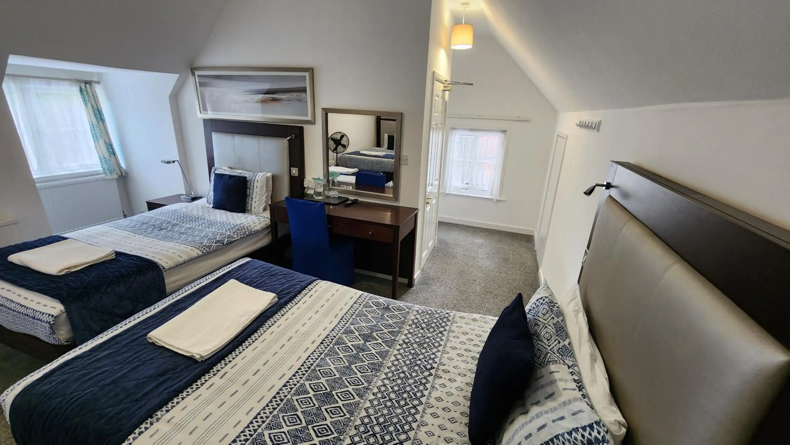 Bedroom, Bed in Gatwick Castle B&B