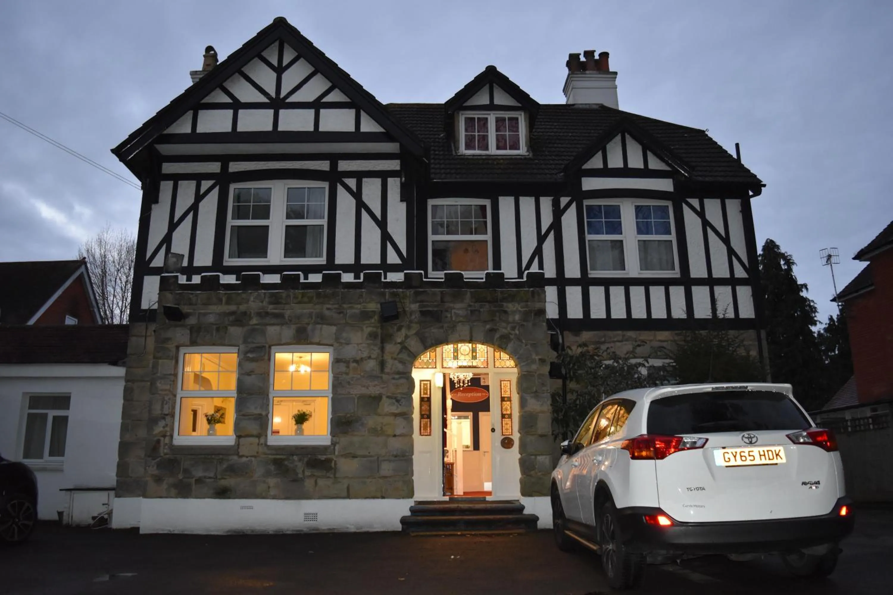 Facade/entrance in Gatwick Castle B&B