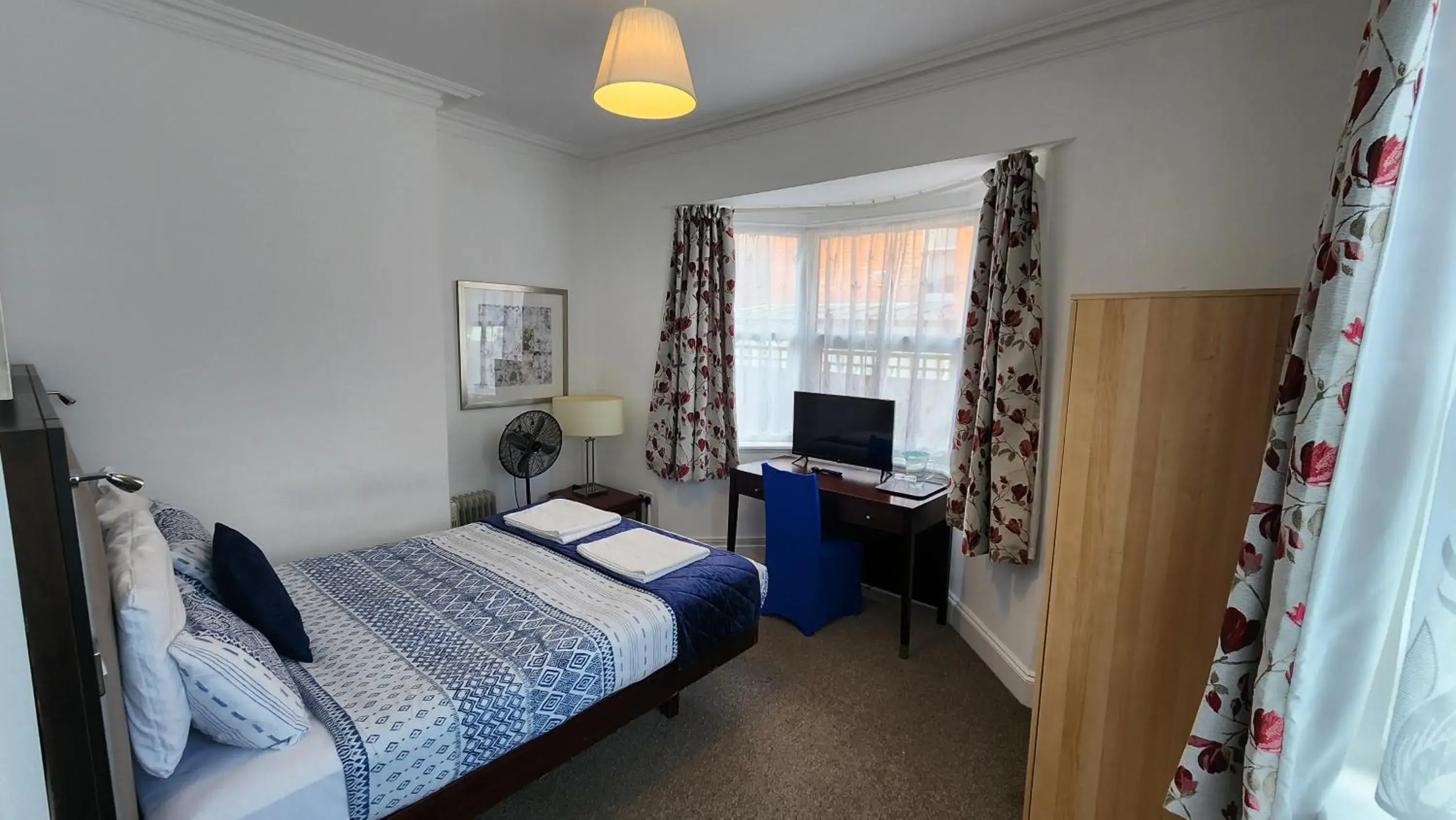 Double Room with Private Bathroom in Gatwick Castle B&B Double Room with Private Bathroom in Gatwick Castle B&B