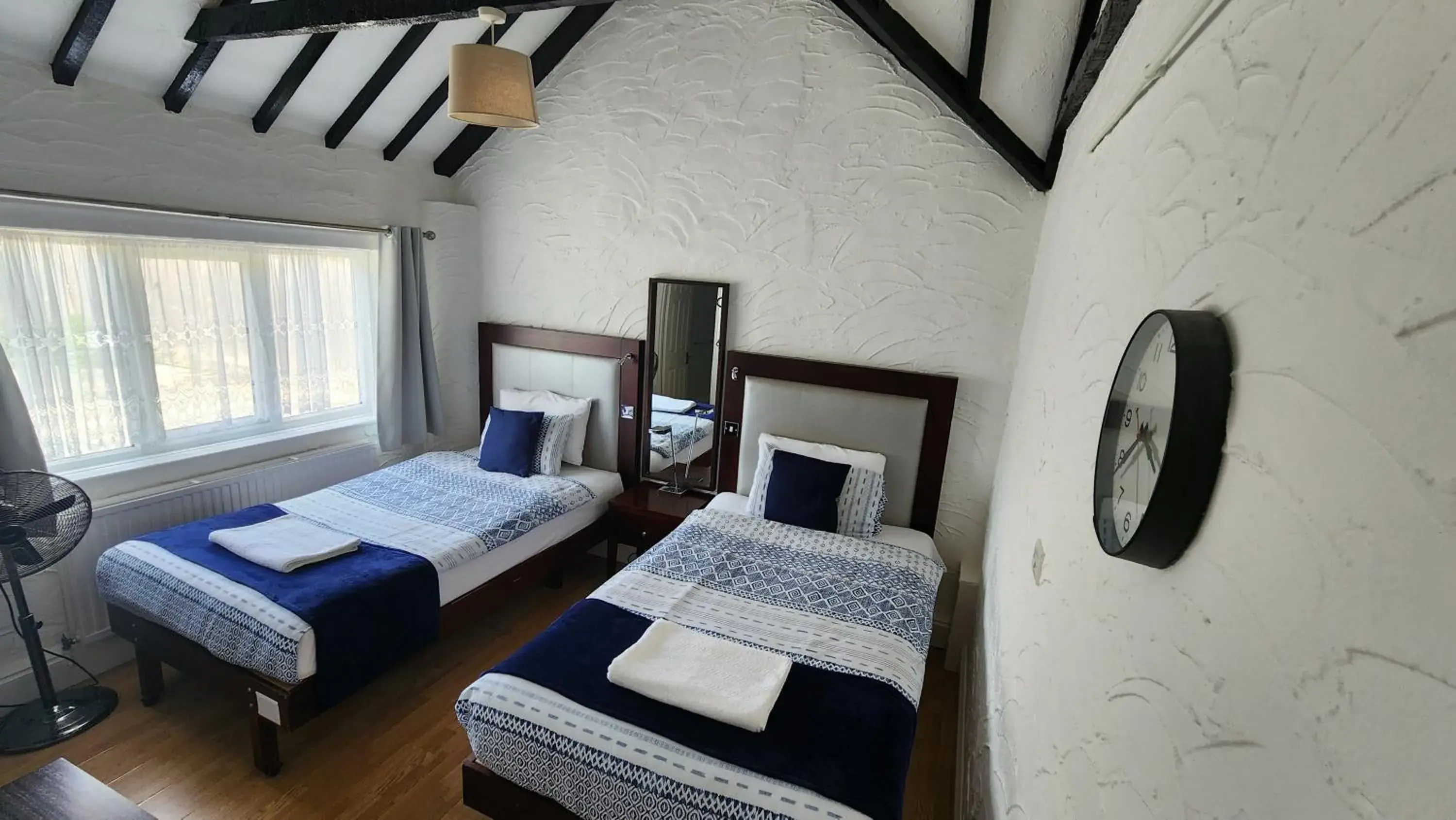 Twin Room with Private Bathroom in Gatwick Castle B&B Twin Room with Private Bathroom in Gatwick Castle B&B