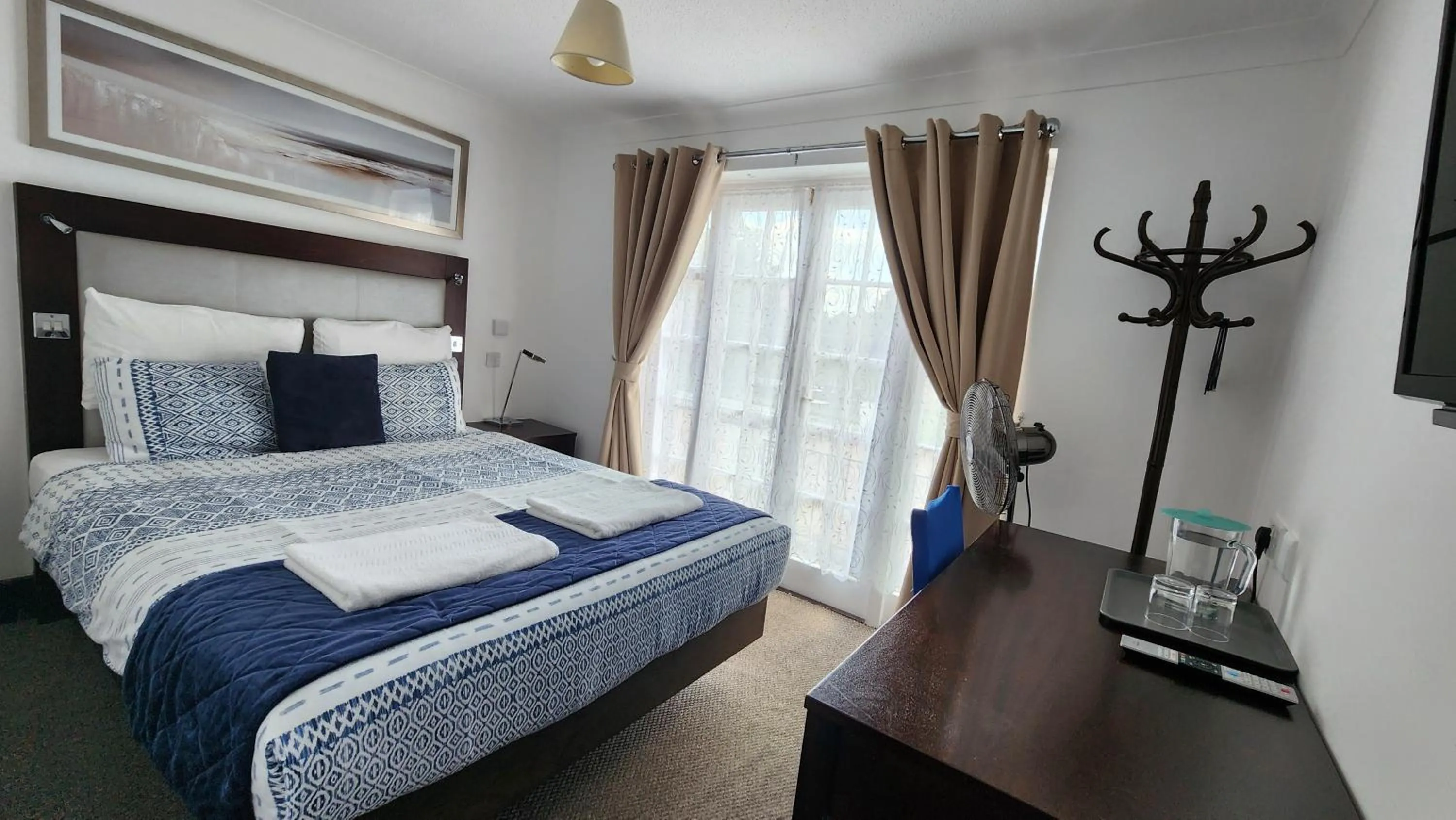 Bedroom, Bed in Gatwick Castle B&B