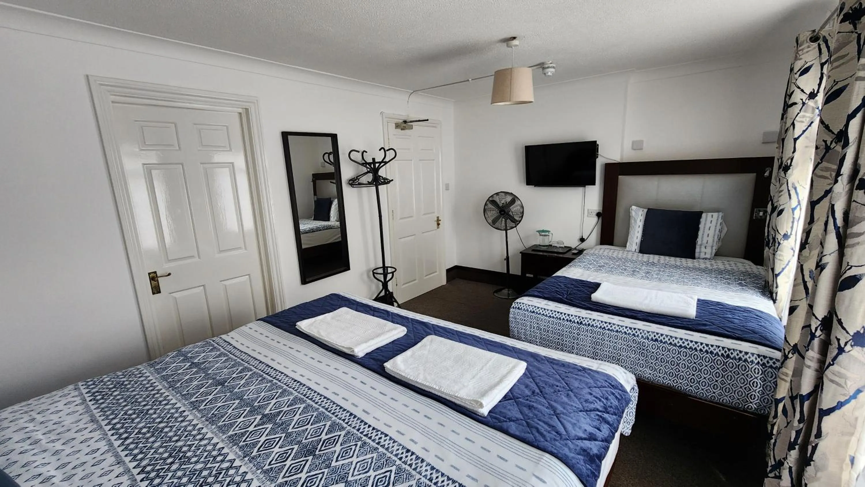 Bedroom, Bed in Gatwick Castle B&B