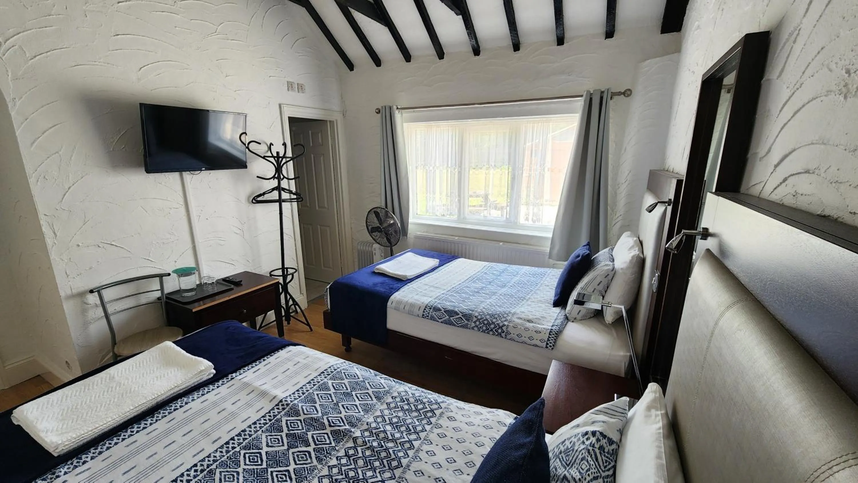 Bedroom, Bed in Gatwick Castle B&B