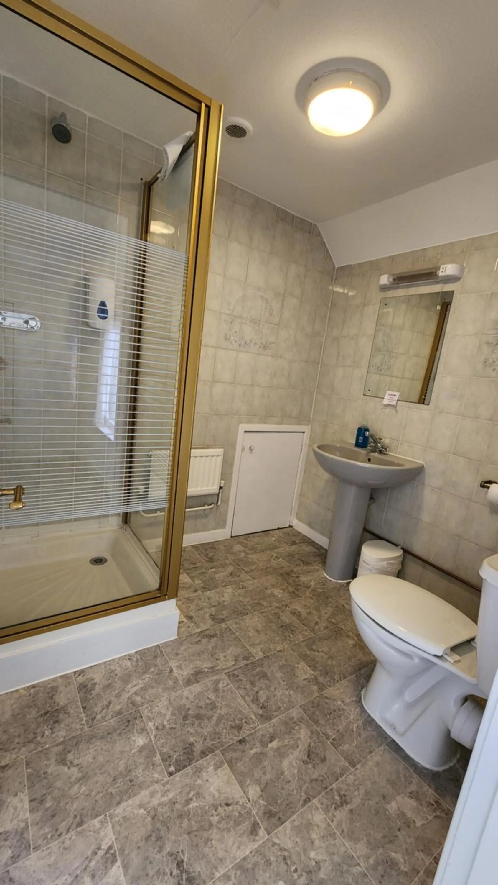 Shower in Gatwick Castle B&B