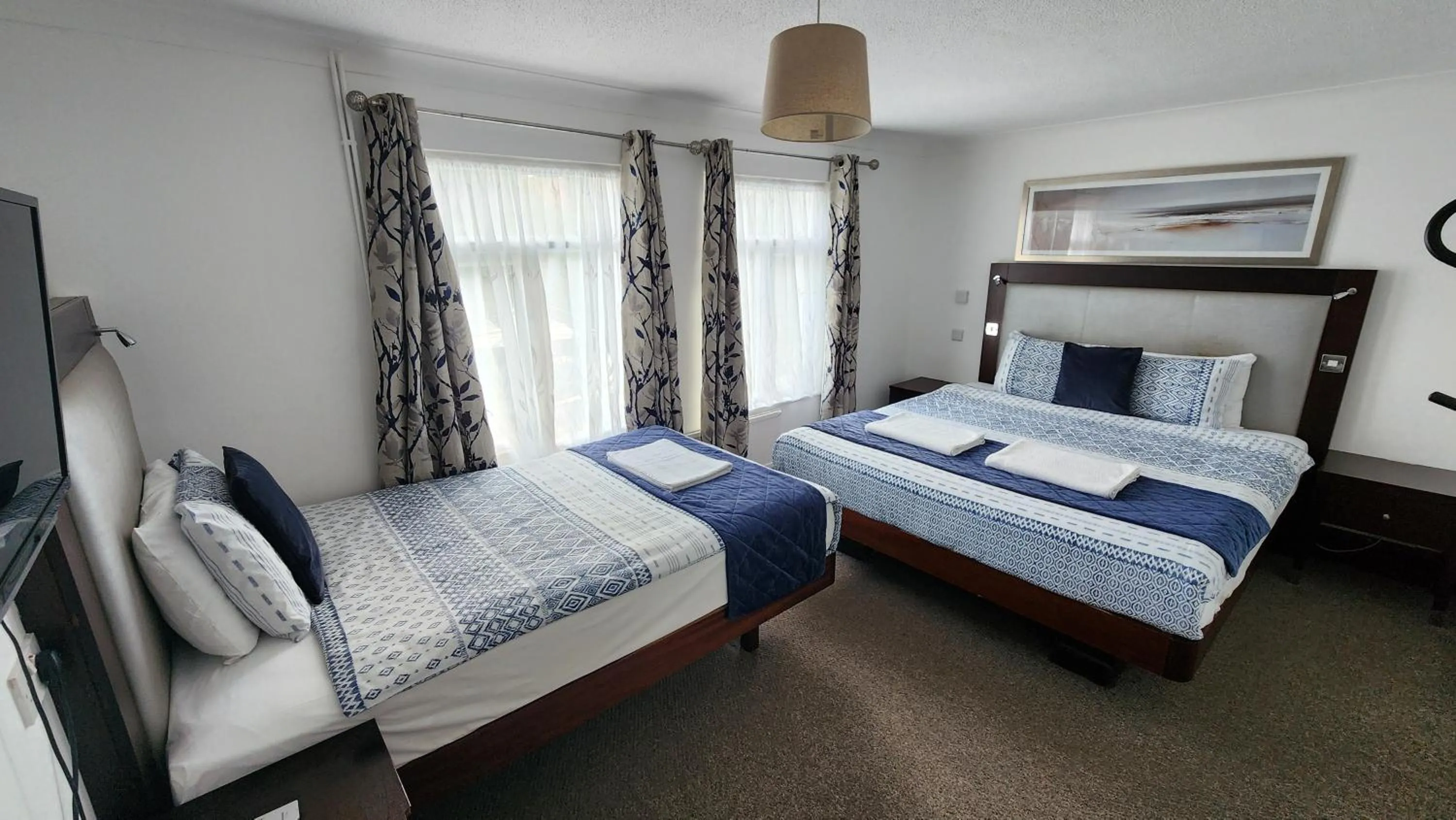 Bedroom, Bed in Gatwick Castle B&B