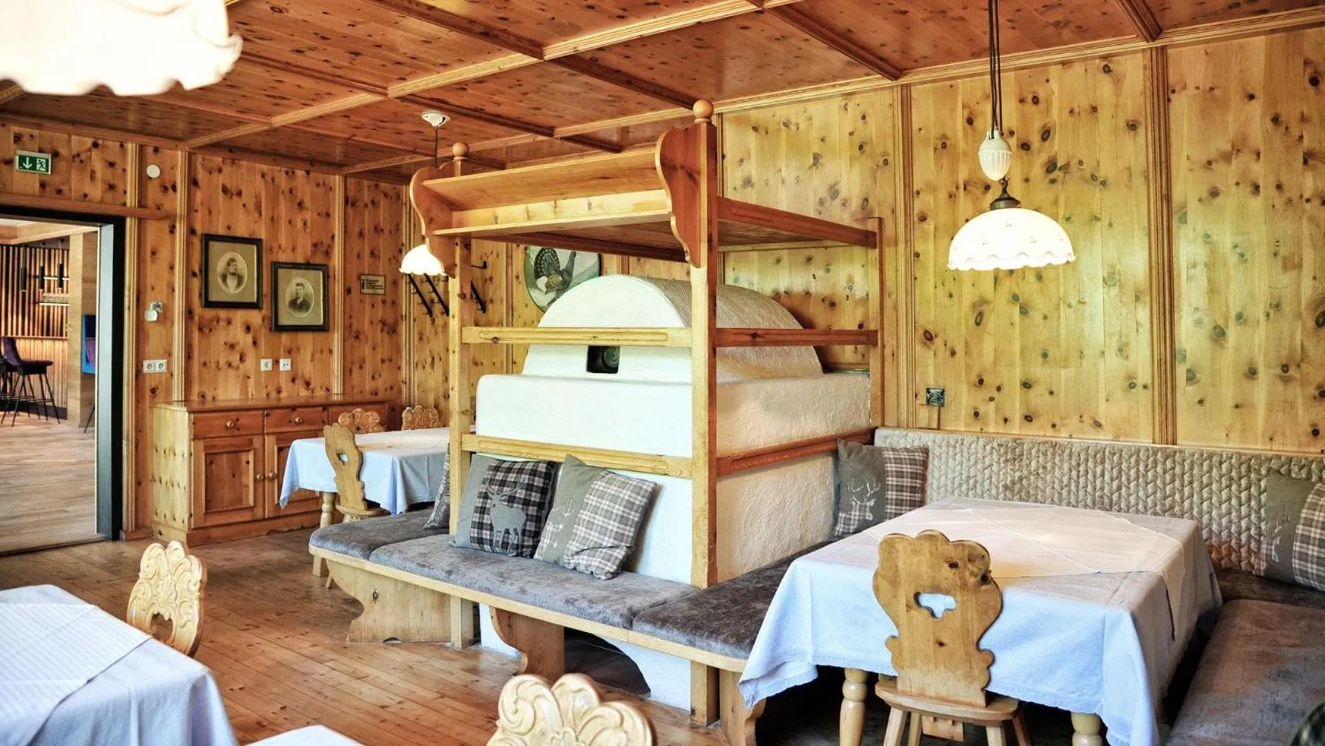 Seating area in Hotel Königsblick by keyone